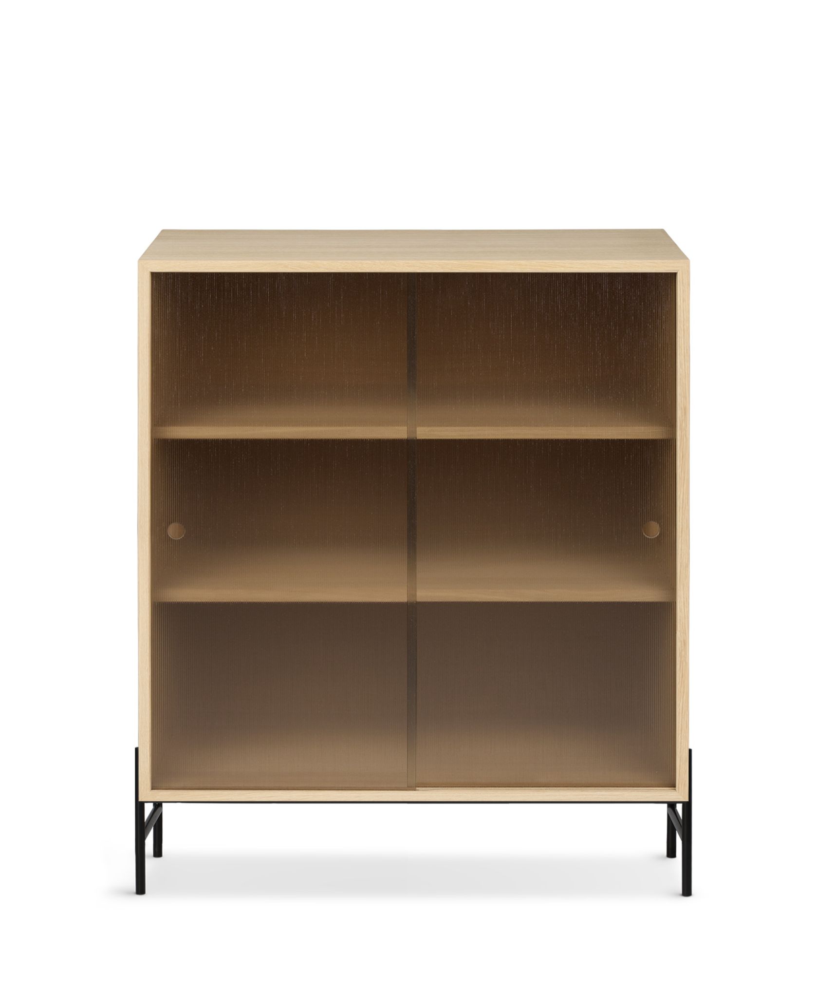 Hifive Glasvitrine Low Eiche hell: Moderne Vitrine mit Glasschiebetüren und schwarzen Füßen.