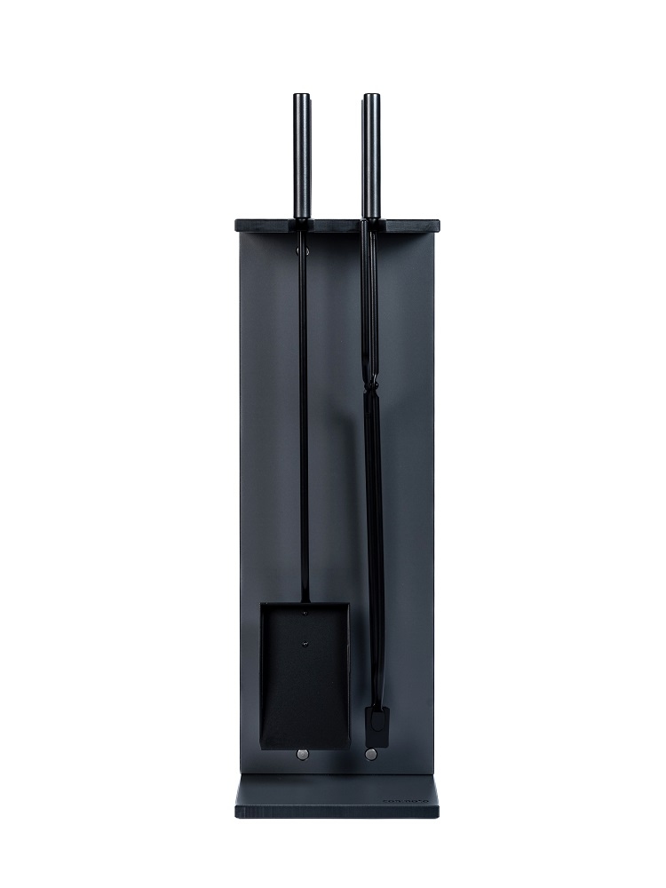 Schwarzes EVO Kaminbesteck von Conmoto mit Schaufel, Besen und Schürhaken im minimalistischen Design.