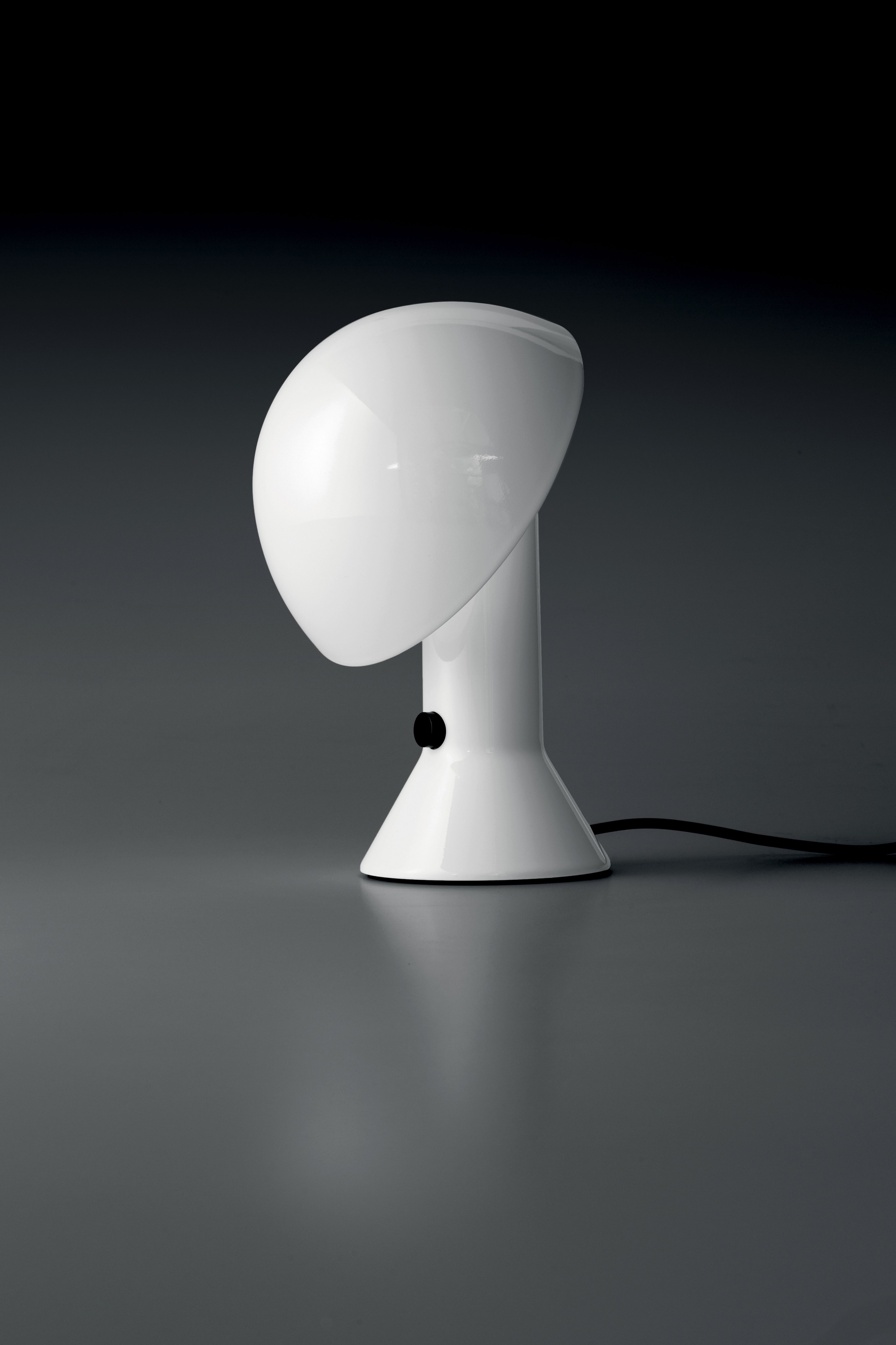 Weiße Elmetto Tischleuchte von Martinelli Luce, modernes Design für Nachttisch oder Schreibtisch.