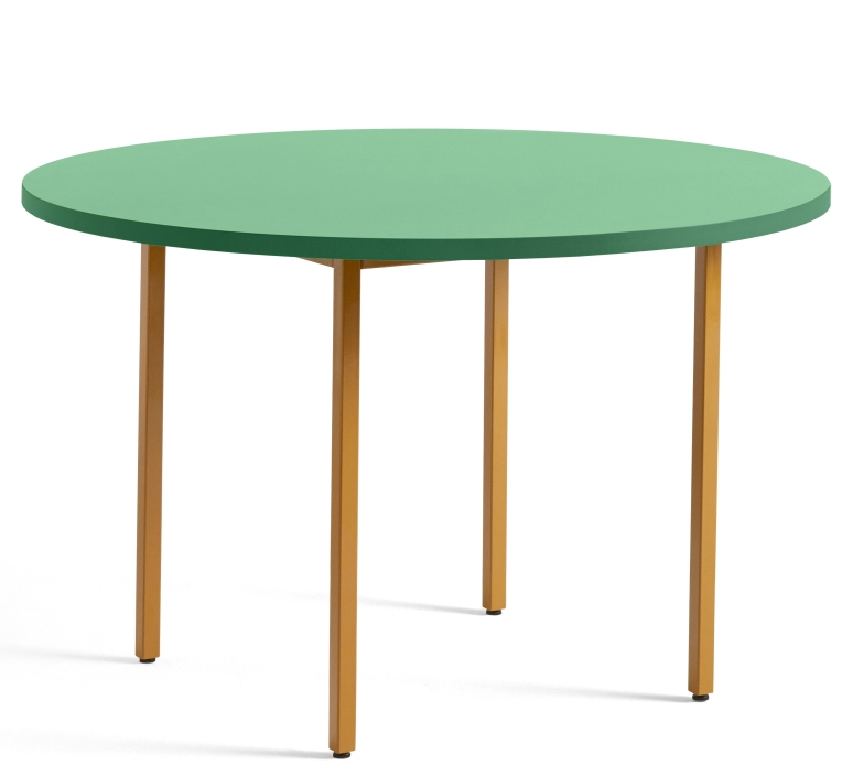 Hay Two Colour Table Tisch 120 cm mit runder, mintgrüner Tischplatte und ockerfarbenem Metallgestell.