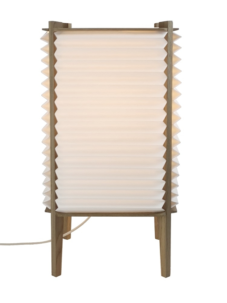 BEE HIVE Tischleuchte von Le Klint: Moderne Lampe mit plissiertem Schirm und Holzgestell.