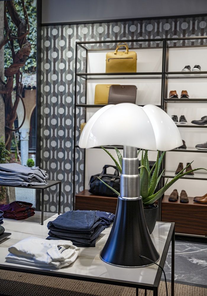 Pipistrello Tischleuchte von Martinelli Luce, modernes Design mit schwarzem Fuß und weißem Lampenschirm.