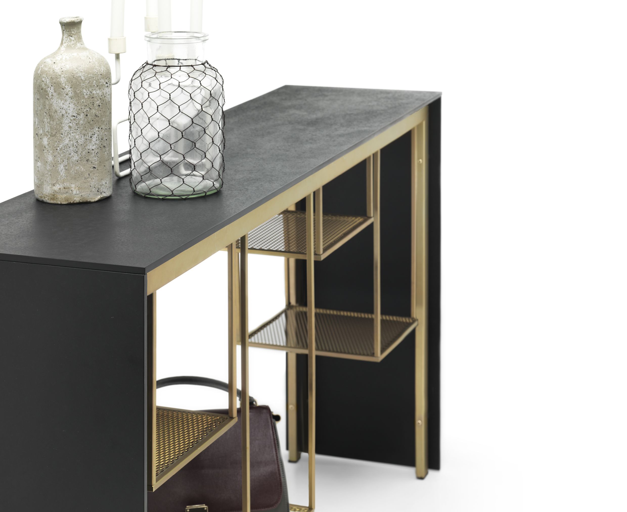 Tokyo Konsole von Mogg, modernes Möbelstück mit schwarzer Tischplatte und goldenem Metallgestell mit Ablageflächen.
