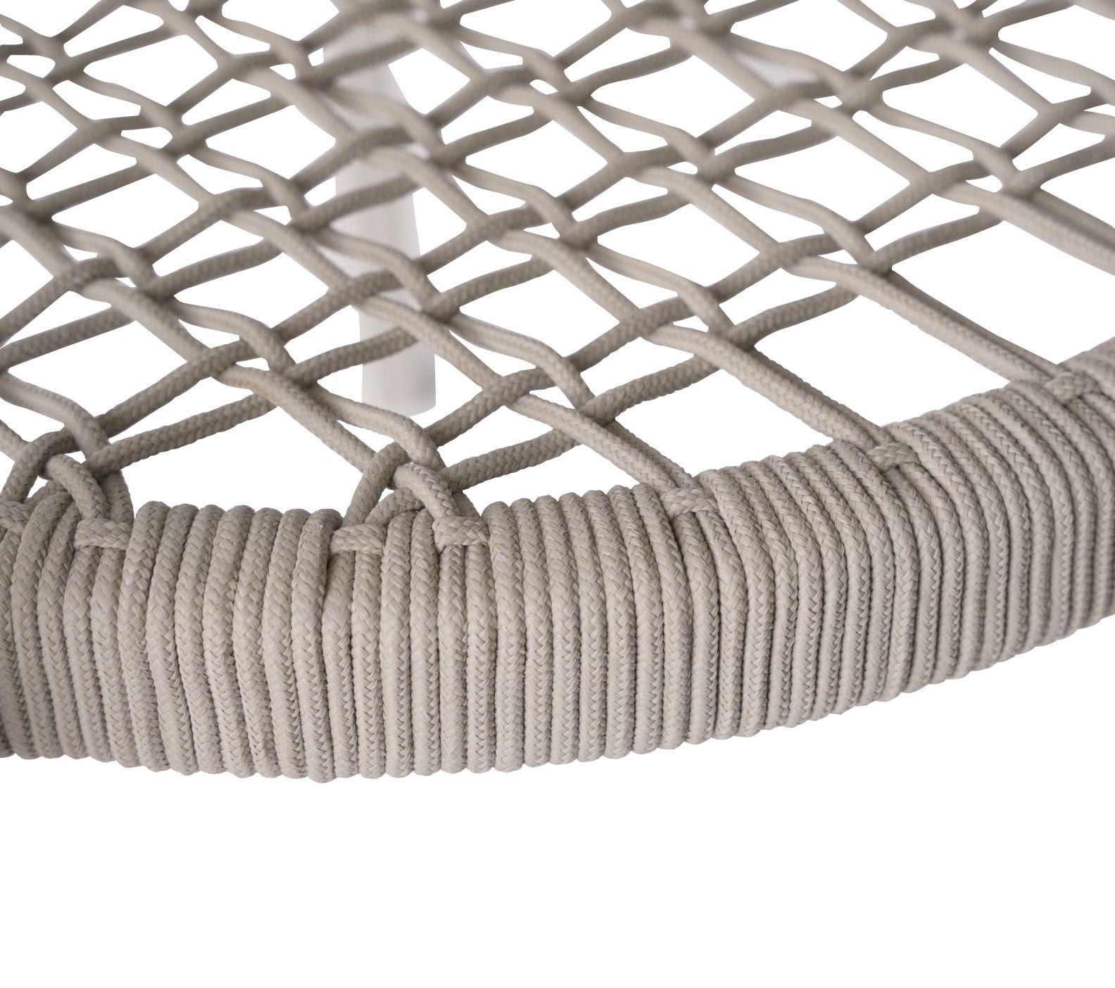 Detailaufnahme des Vipp Lagrasse Stuhls: Geflochtene Sitzfläche und Rahmen des Outdoor Stuhls.