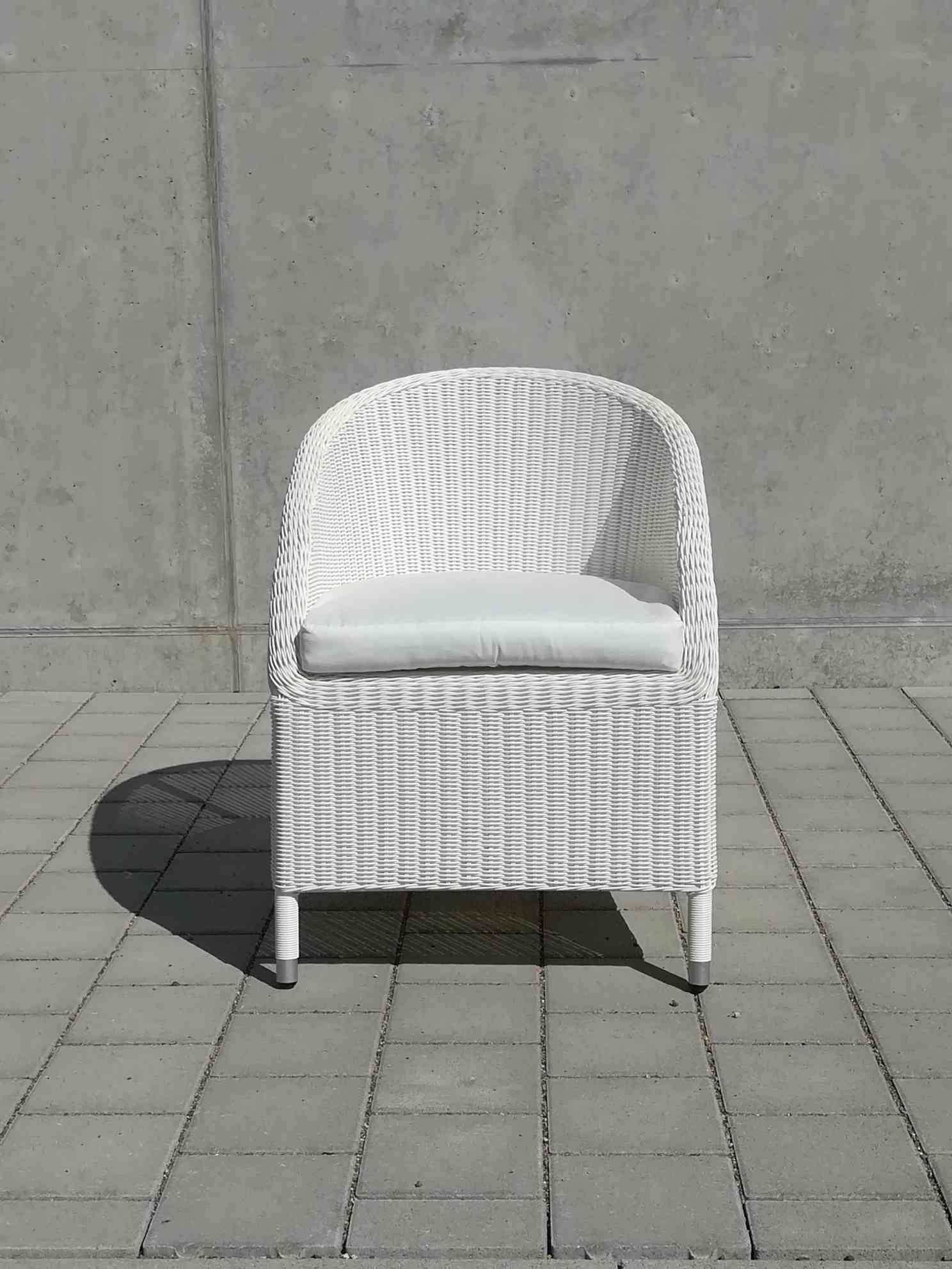 Weißer Jan Kurtz Sessel "Romantik" für den Outdoor-Bereich mit Sitzkissen auf Terrasse.