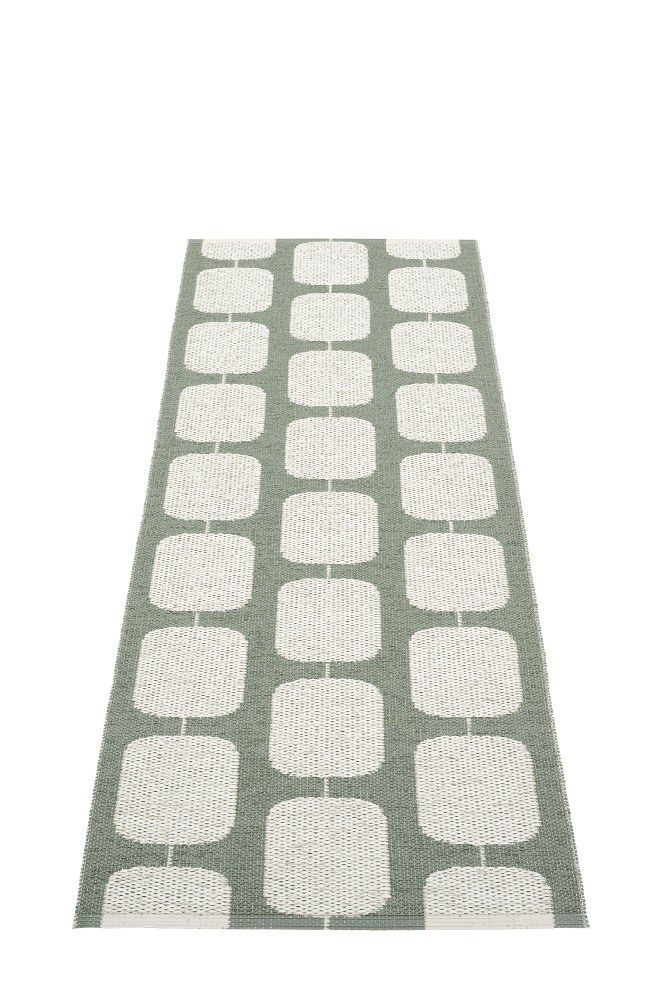 Sten Kunststoffteppich von Pappelina, 70x200 cm, mit grafischem Muster in Grau und Weiß.