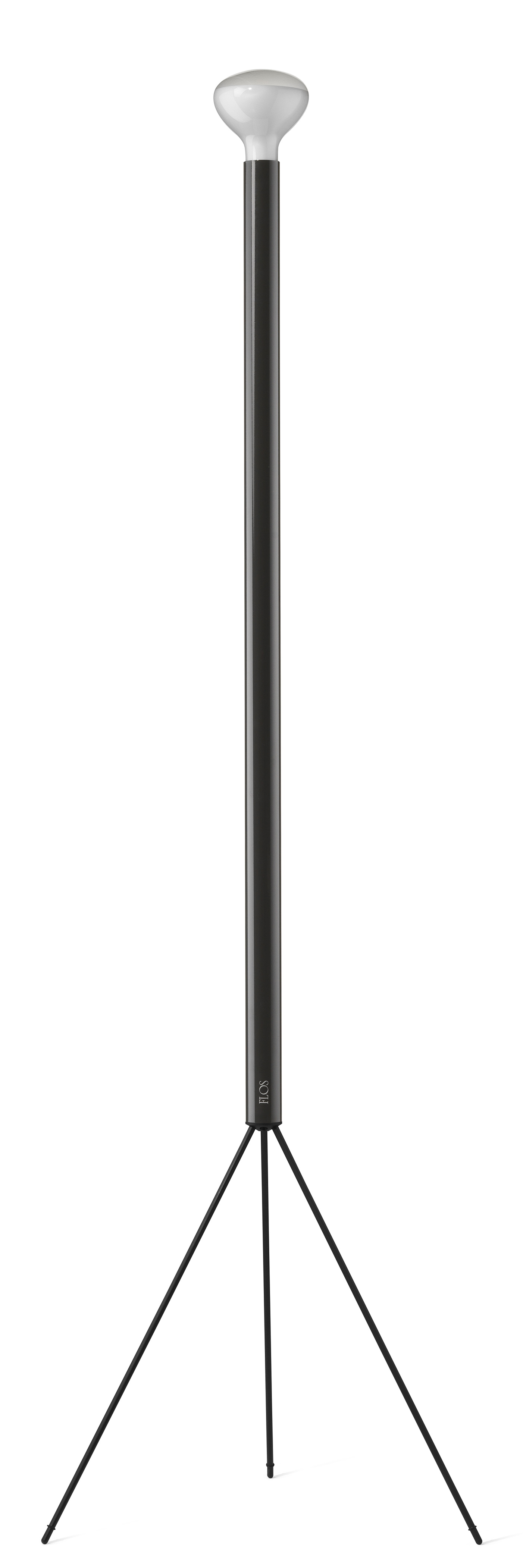 Schwarze Flos Luminator Stehleuchte mit Lampenschirm und filigranem, dreibeinigem Stativ für modernes Wohnambiente.