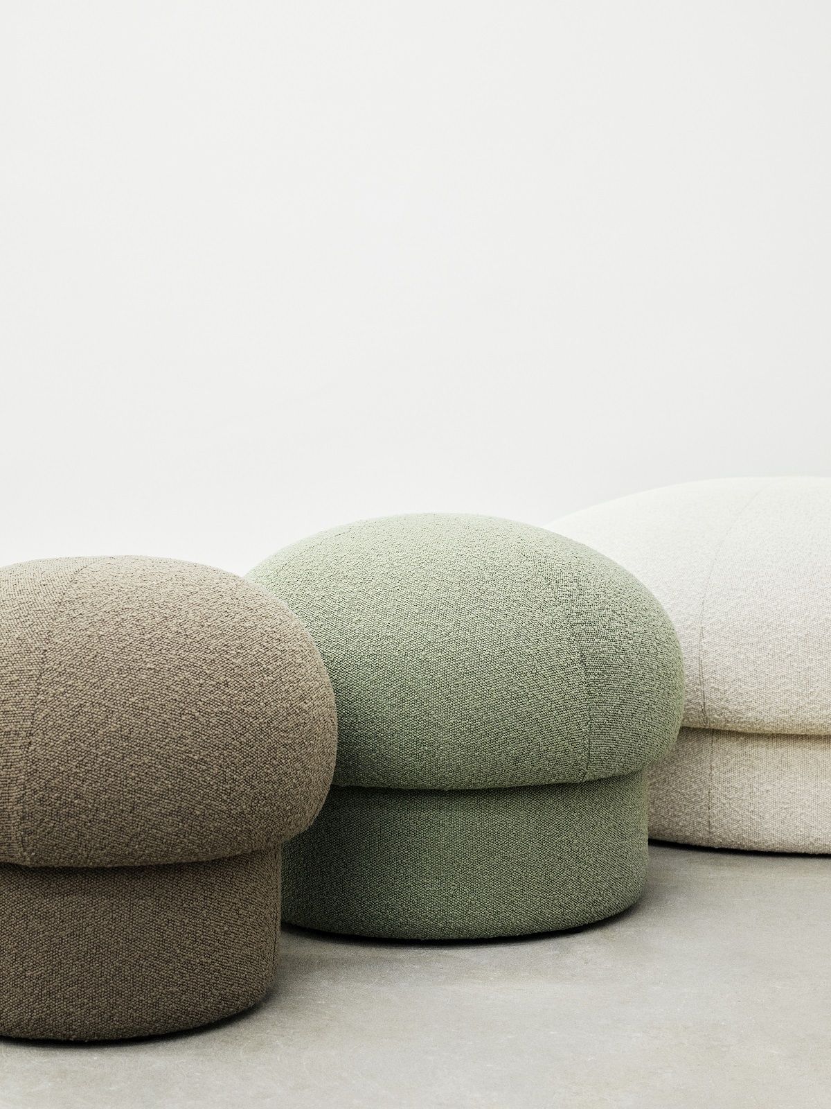 Nahaufnahme von drei Uno Pouf Hockern von Design House Stockholm in Beige, Grün und Weiß.