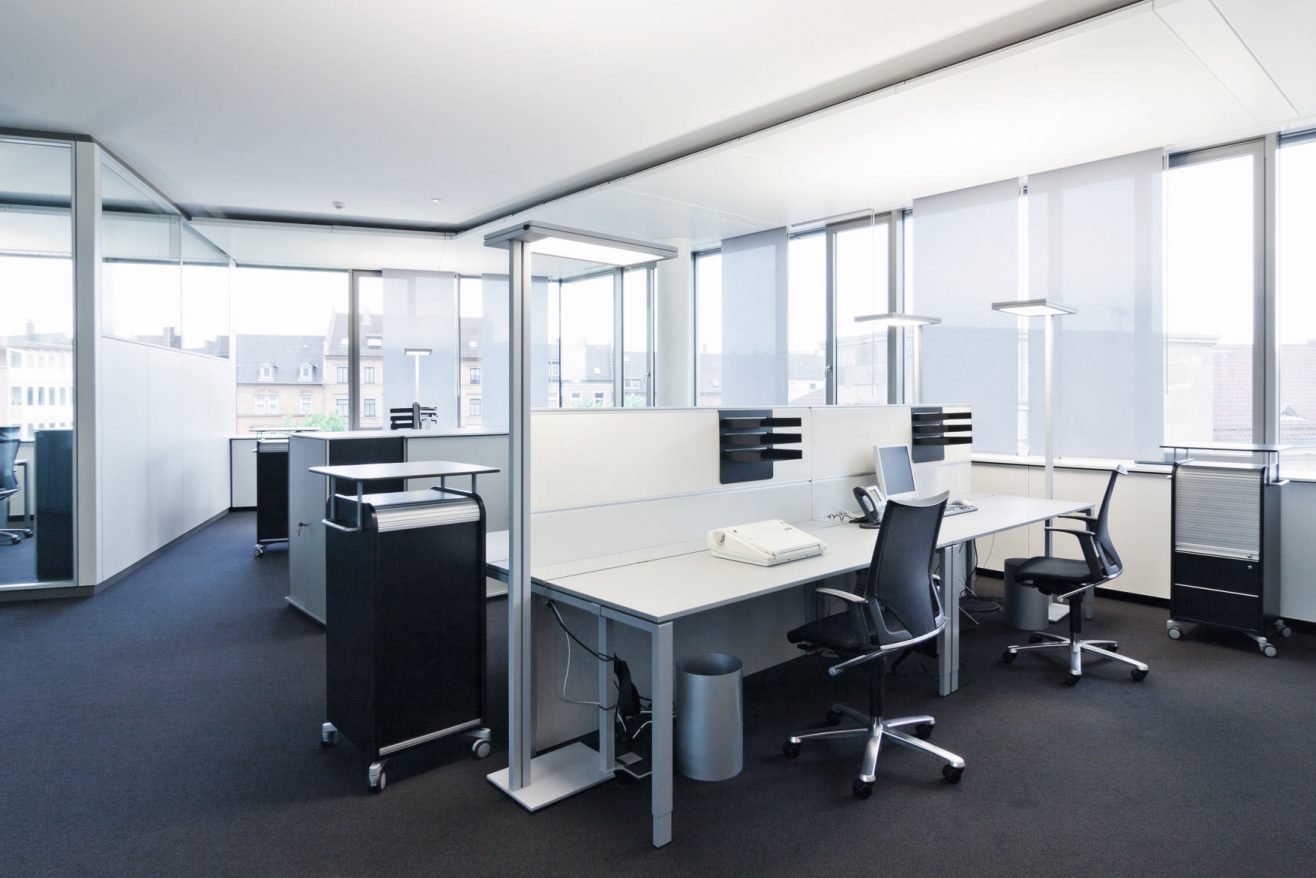 Büro mit Wilkhahn Modus Drehstuhl 273/3, ergonomischer Bürostuhl mit Sitzpolster und hohem Rücken.