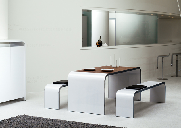 M11 Highline Tisch von Mueller Moebelfabrikation mit weißen Bänken und Holzplatte im modernen Design.