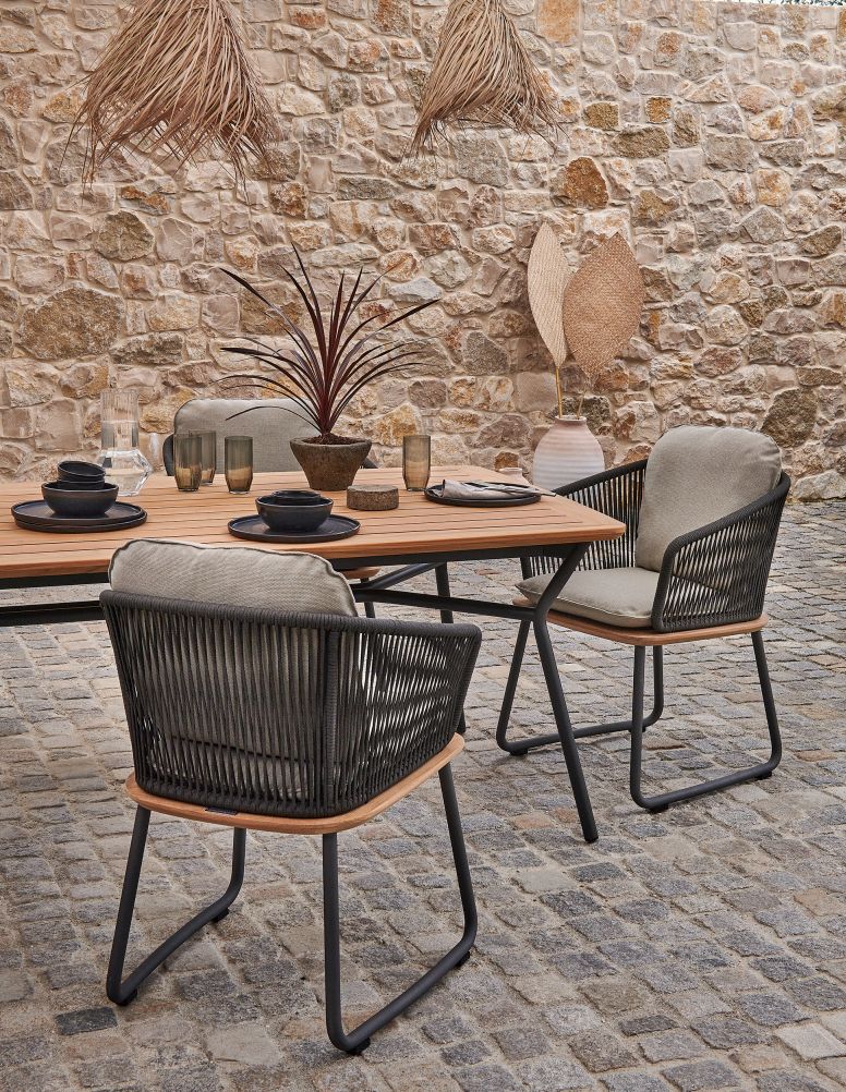 Denia Teak Esstisch von Weishäupl mit Stühlen im Garten, Outdoor Möbel.