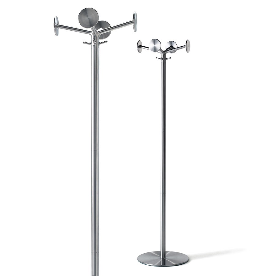 Zwei moderne, silberfarbene Kleiderständer von NOX IPSO Rexite mit runden Huthaltern.