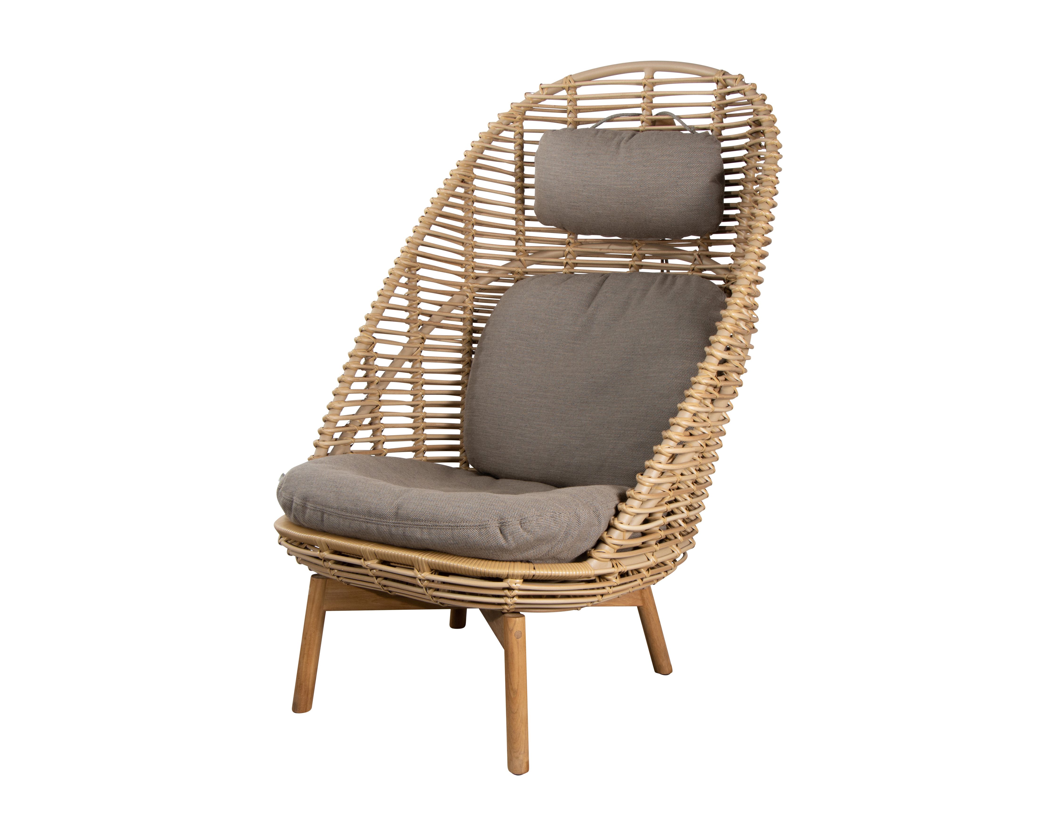 Cane-Line Hive Sessel mit grauen Kissen für Sitz, Rücken und Kopfstütze aus Rattan.