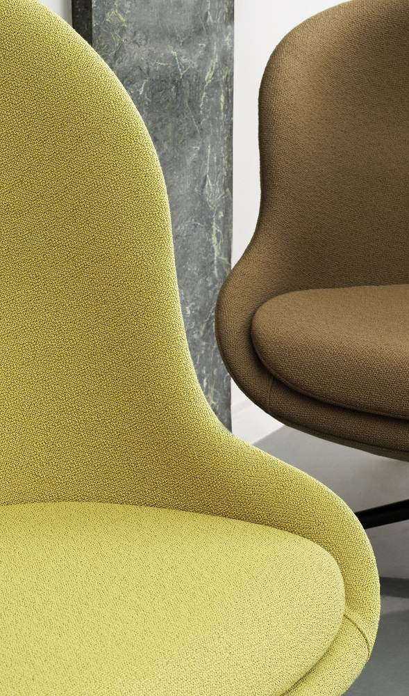 Detailaufnahme: Hyg Lounge Chair von Normann Copenhagen, Sessel mit Drehgestell in Grün und Braun.