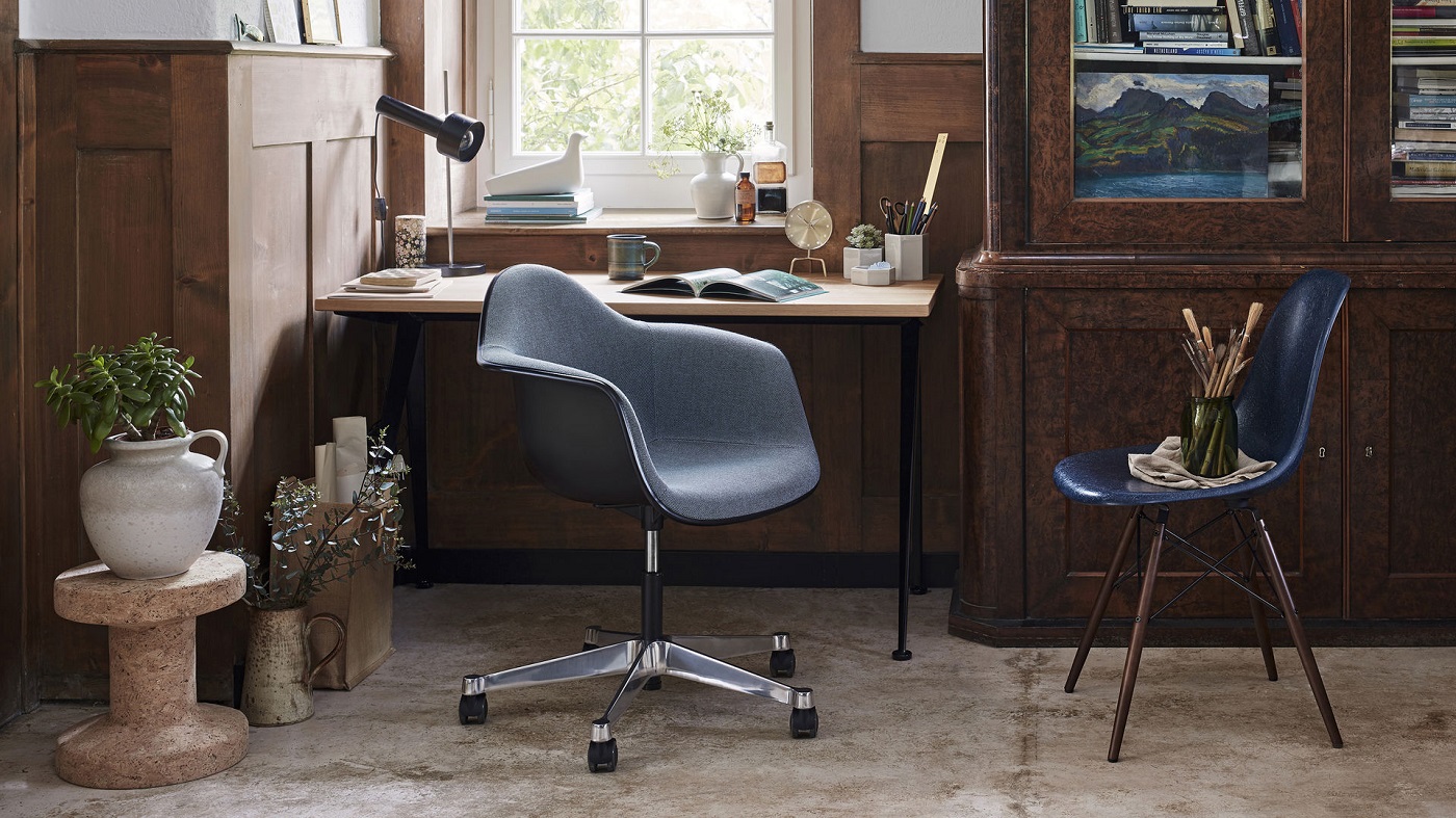 Vitra Cork Family Hocker Modell B aus Kork, neben Schreibtisch mit Stuhl.