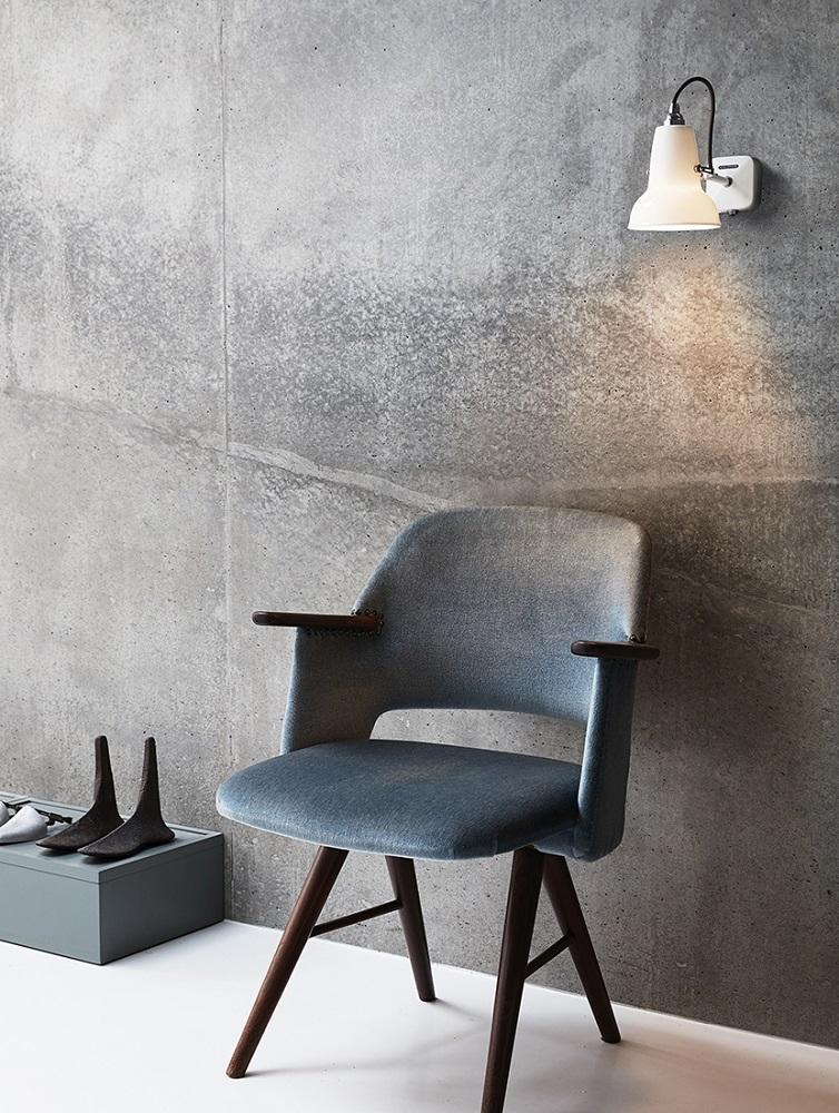 Weiße Anglepoise Original 1227 Mini Wandleuchte aus Leinen an grauer Wand. Design-Wandlampe.