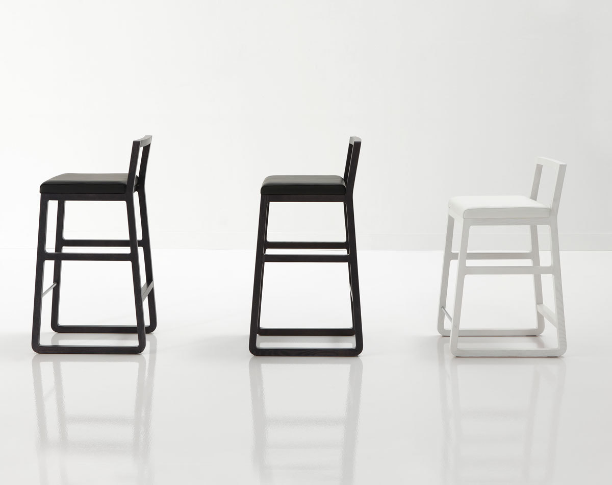 Drei Midori Hocker von Sancal, zwei in Schwarz und einer in Weiß. Moderne Barhocker.