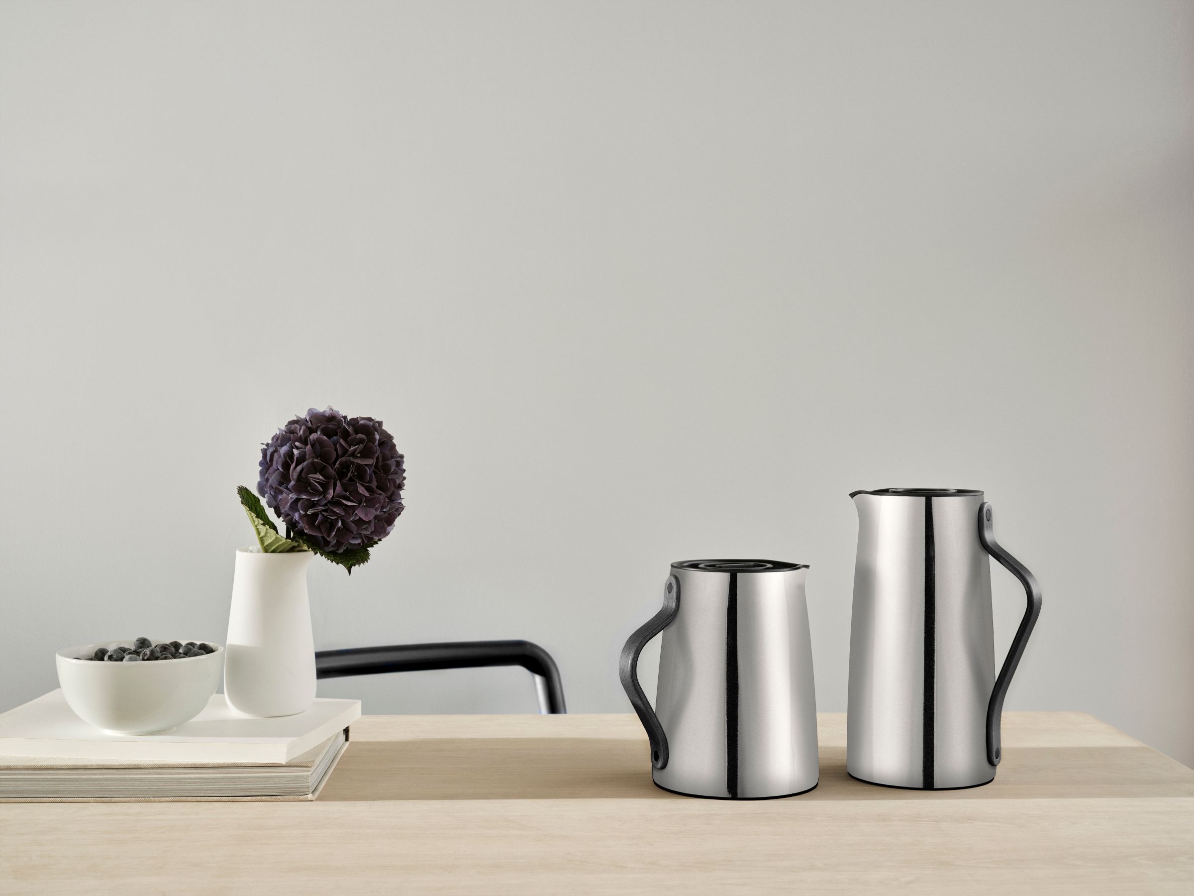 Zwei Emma Kaffeeisolierkannen aus Edelstahl von Stelton, minimalistisches Design mit Holzgriff.