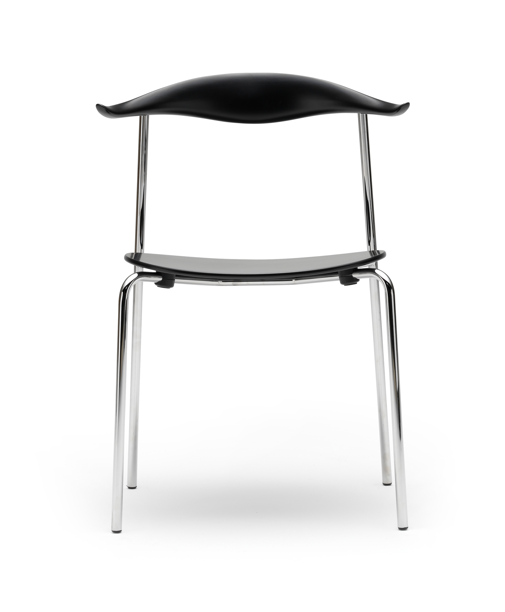 CH88T Stuhl von Carl Hansen & Søn mit schwarzer Sitzfläche und Edelstahlgestell.