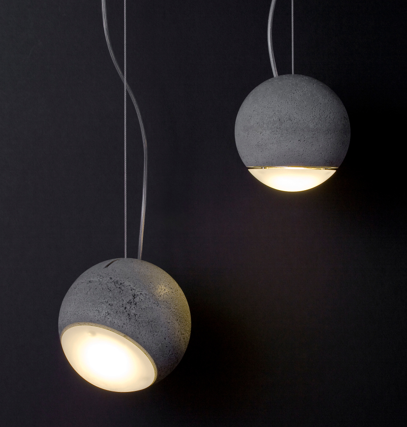 Zwei graue Trabant Pendelleuchten von Tecnolumen mit runder Form und warmweißem Licht vor dunklem Hintergrund.