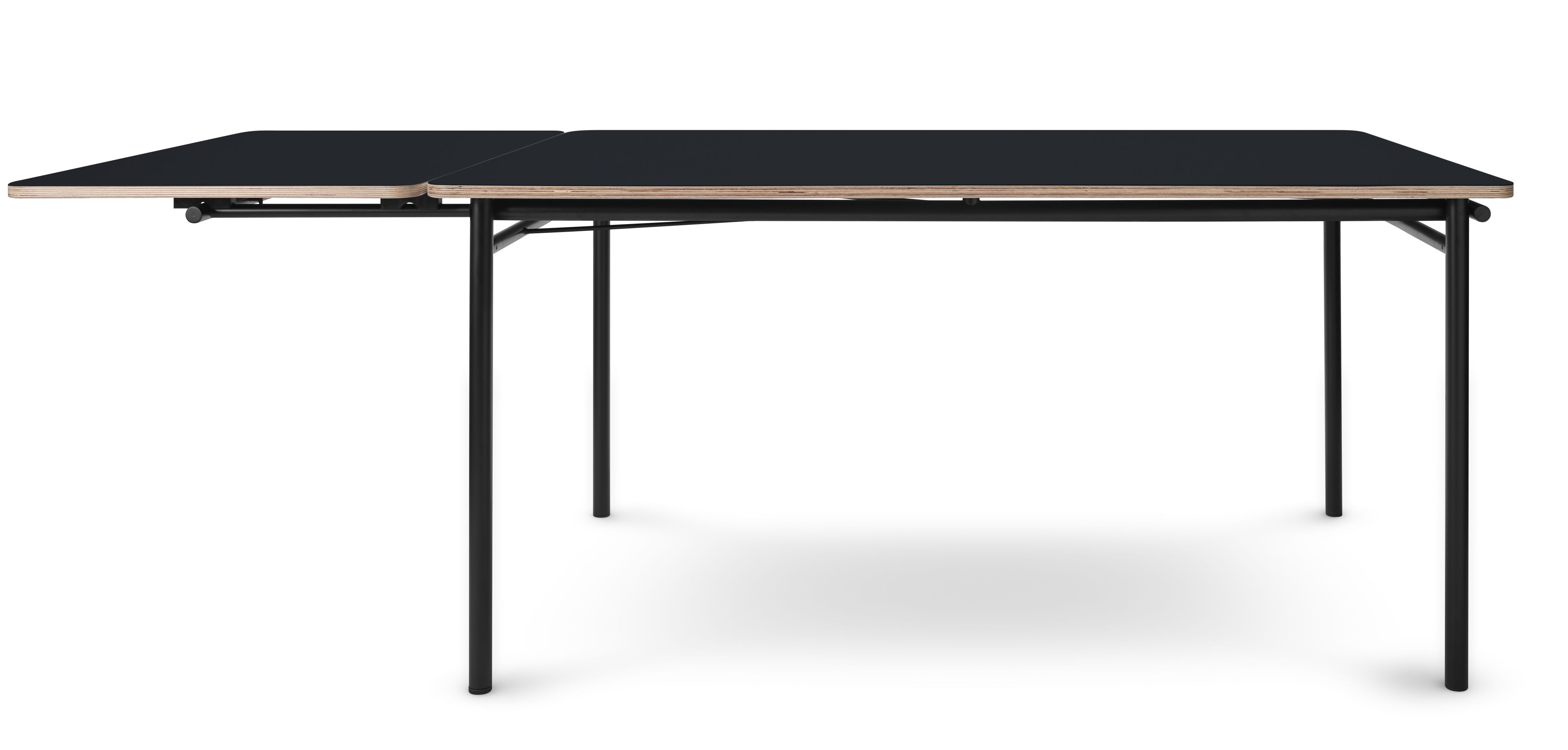 Schwarzer Eva Solo Esstisch, ausziehbar, mit minimalistischem Design und schwarzen Metallbeinen.