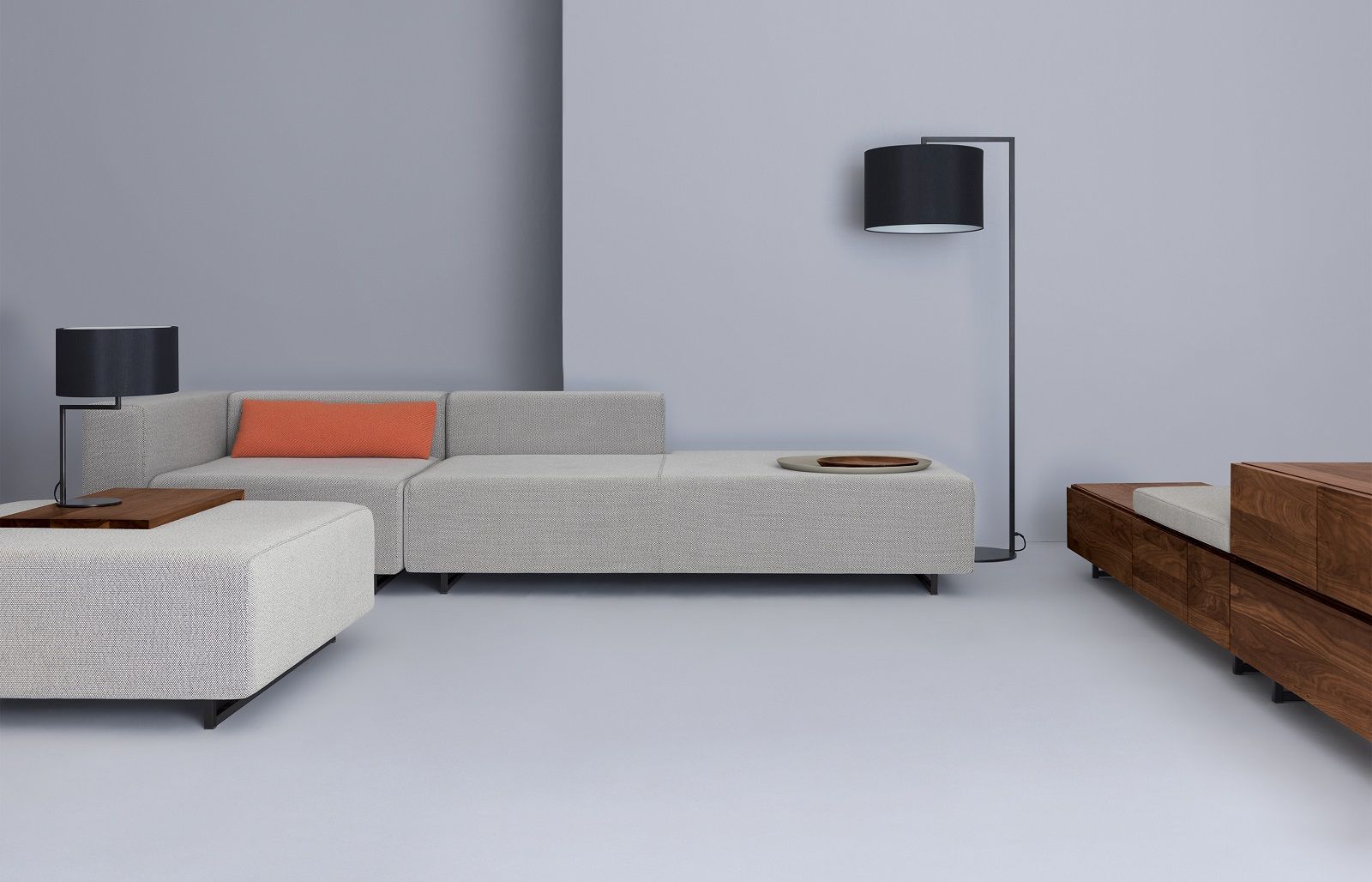 Helles Wohnzimmer mit Podest Sideboard aus Massivholz und passendem Sofa, minimalistisch und modern.