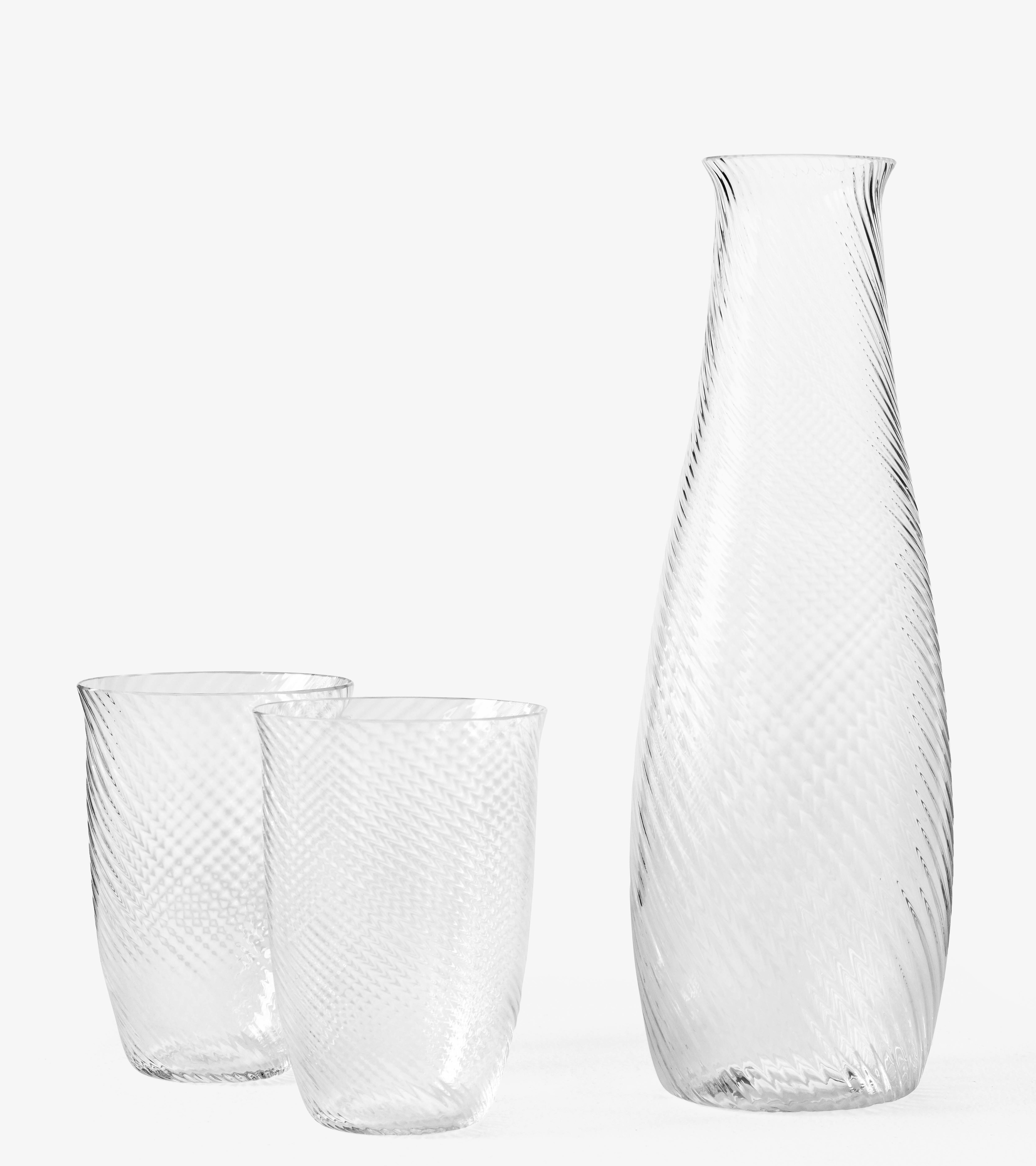 AndTradition Karaffe SC62-SC63: Elegante, hohe Glaskaraffe mit zwei passenden Gläsern, modernes Design.