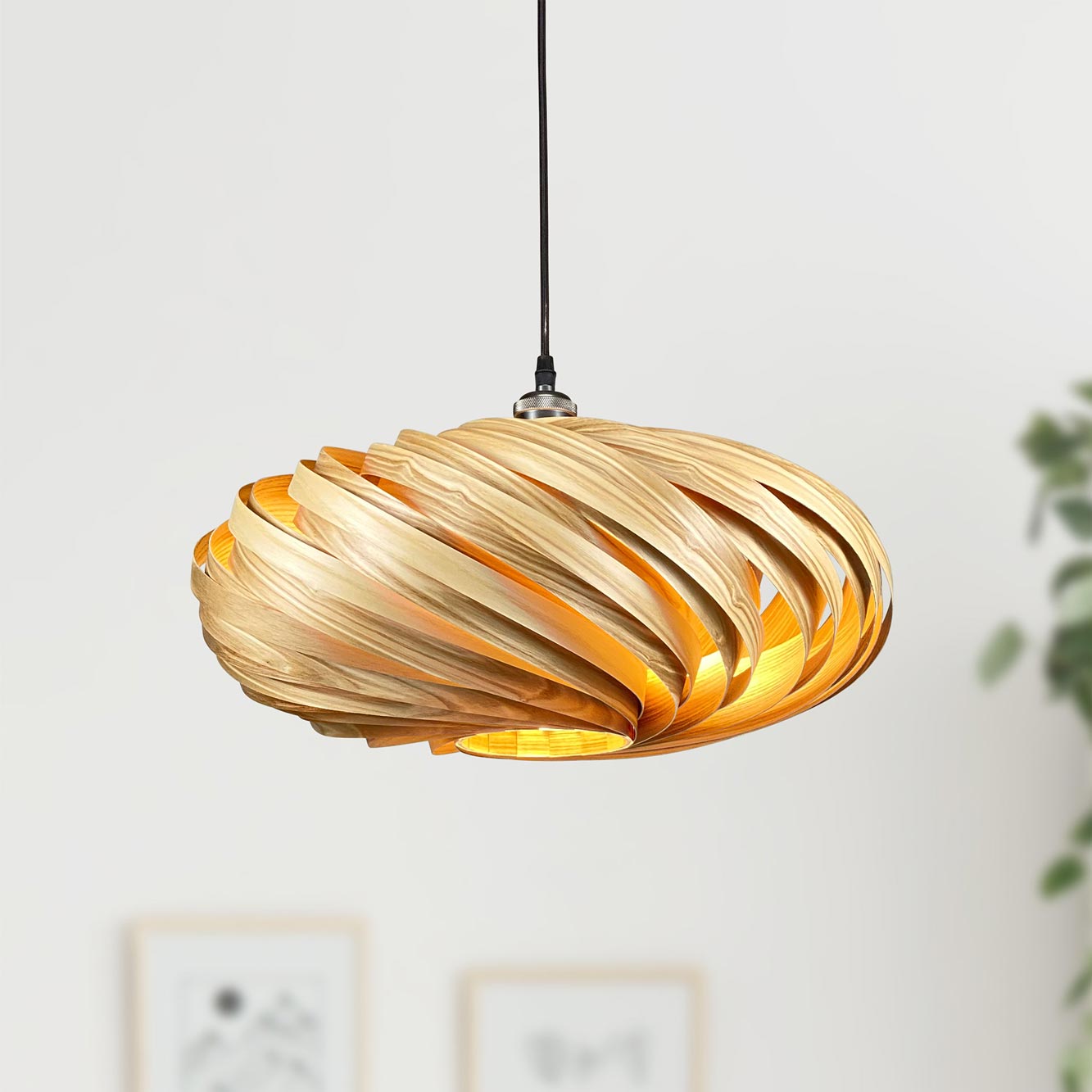 Veneria Hängeleuchte aus Olivesche: Moderne Holzlampe mit warmem Licht für Wohnzimmer und Essbereich.