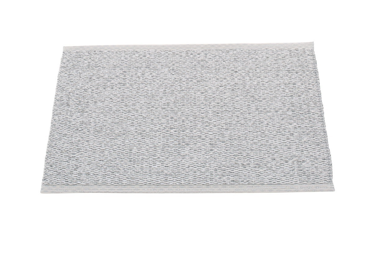 Grauer Pappelina Kunststoffteppich, Modell Svea, Größe 70x50 cm, ideal für Küche und Bad.