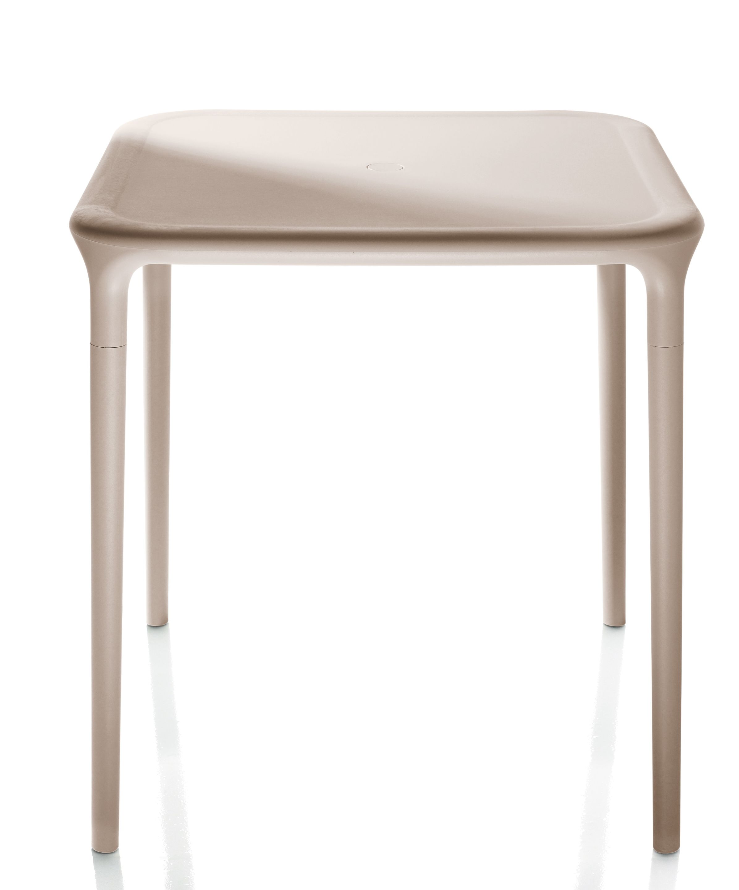Beiger Air Table von Magis: Quadratischer Tisch aus Kunststoff für den Innen- und Außenbereich.