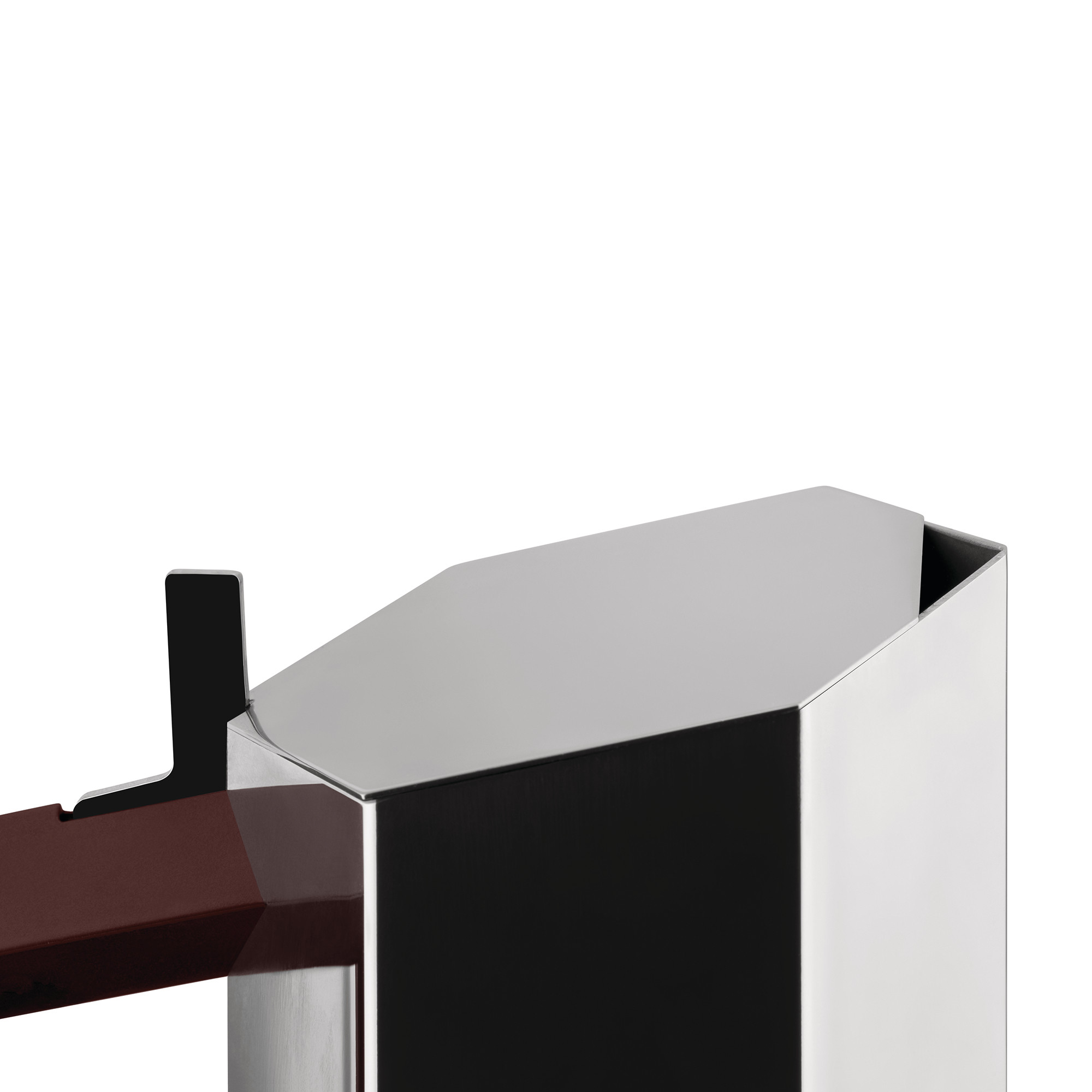 Detailaufnahme des Alessi Menhir Espressokochers für 6 Tassen: Modernes Design, Edelstahl und brauner Griff.