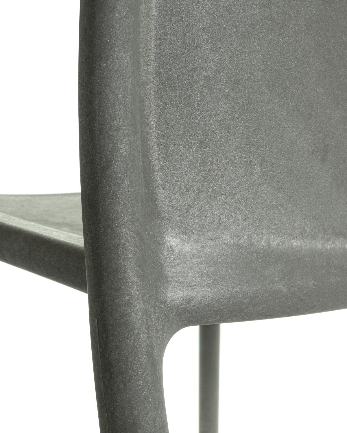 Detailaufnahme: Grauer Magis Air-Chair Stuhl aus 100% recyceltem Kunststoff für Innen- und Außenbereich.