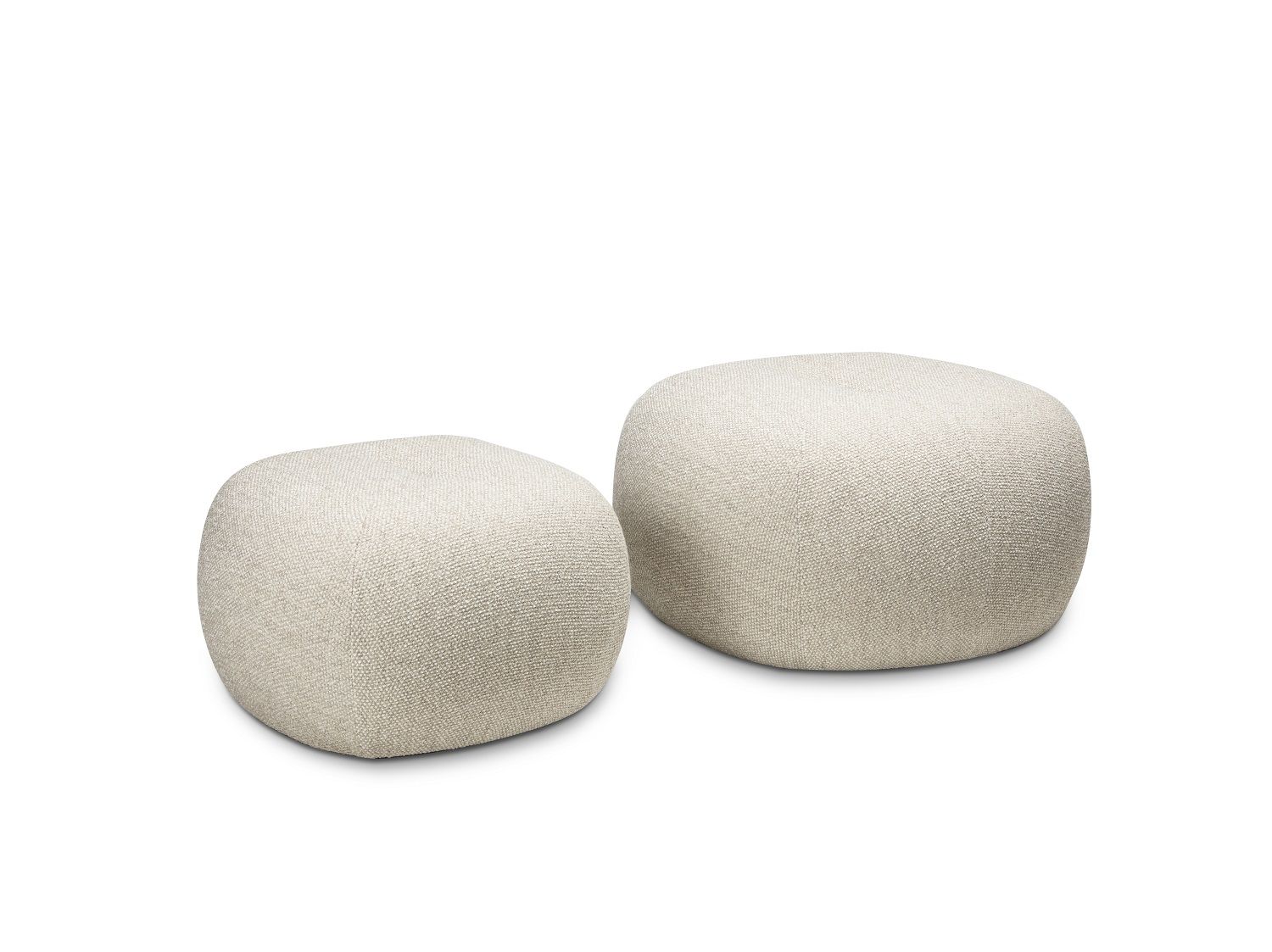 Zwei beige Nana Pouf S Hocker von Freifrau Manufaktur auf weißem Hintergrund. Sitzhocker für Wohnzimmer.