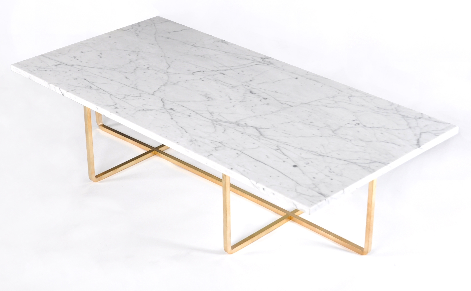 Ninety Couchtisch mit großer Marmorplatte und goldenem Metallgestell von Ox Denmarq.