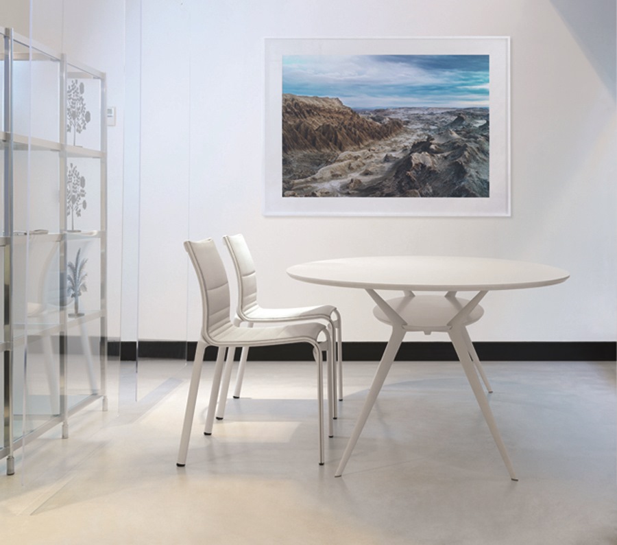 Weißer Biplane Tisch von Alias mit zwei Stühlen in einem hellen Raum.