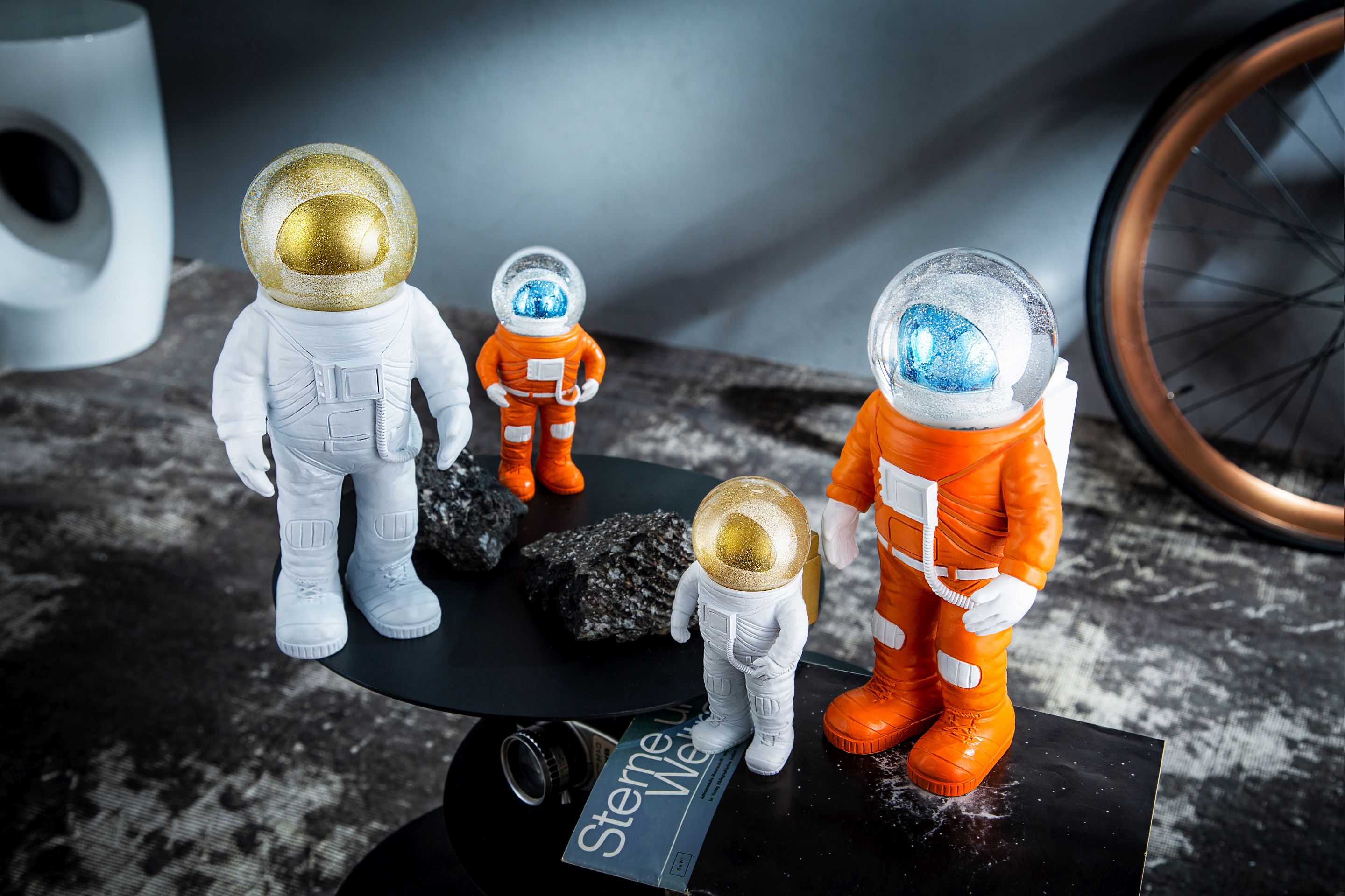 Summerglobes Marstronaut Glitzerkugeln: Astronautenfiguren in Weiß und Orange mit Glitzer im Helm. Dekoartikel für Weltraumfans.
