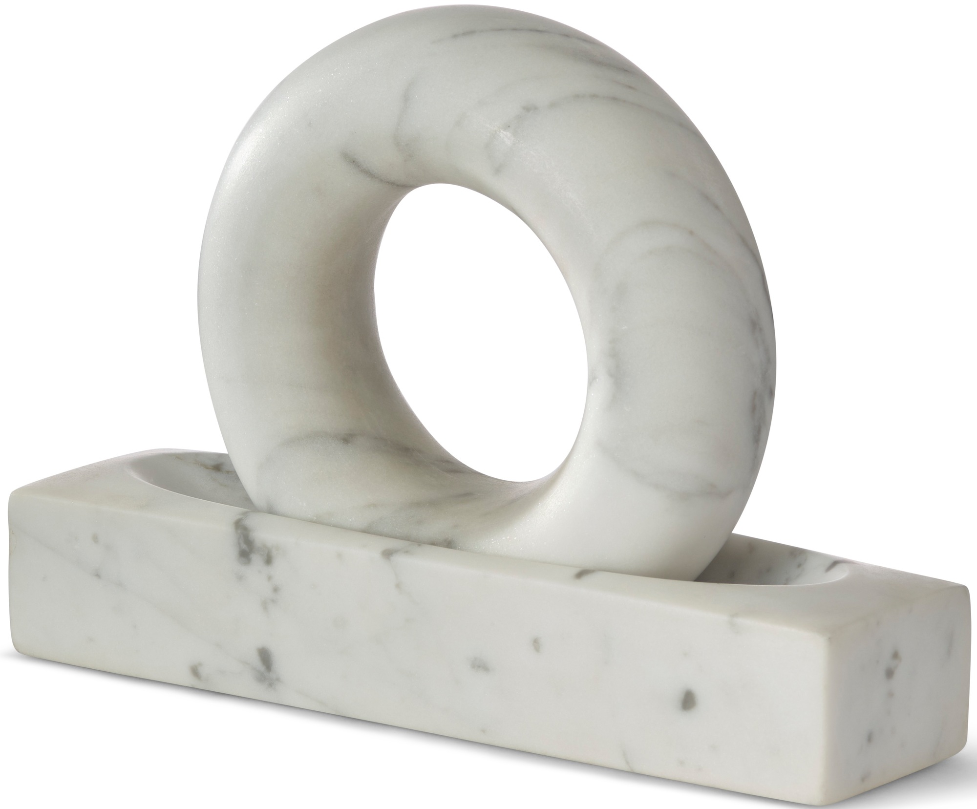 Tondo Mörser von Design House Stockholm aus weißem Marmor, Stößel steht im Mörser.