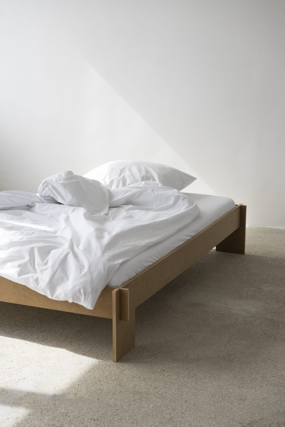 Nils Holger Moormann Siebenschläfer Bett mit weißer Bettwäsche, minimalistisches Design, B 180 x L 200 cm.