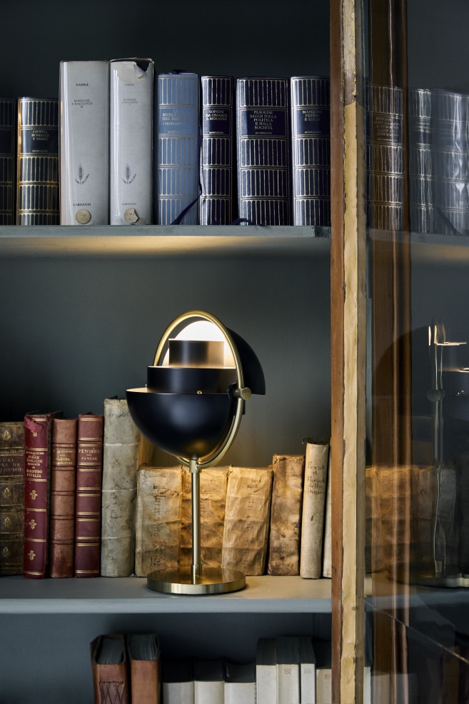 Multi-Lite Portable Lamp Akkuleuchte Gubi Chrom auf Bücherregal, moderne Tischleuchte, Designleuchte.