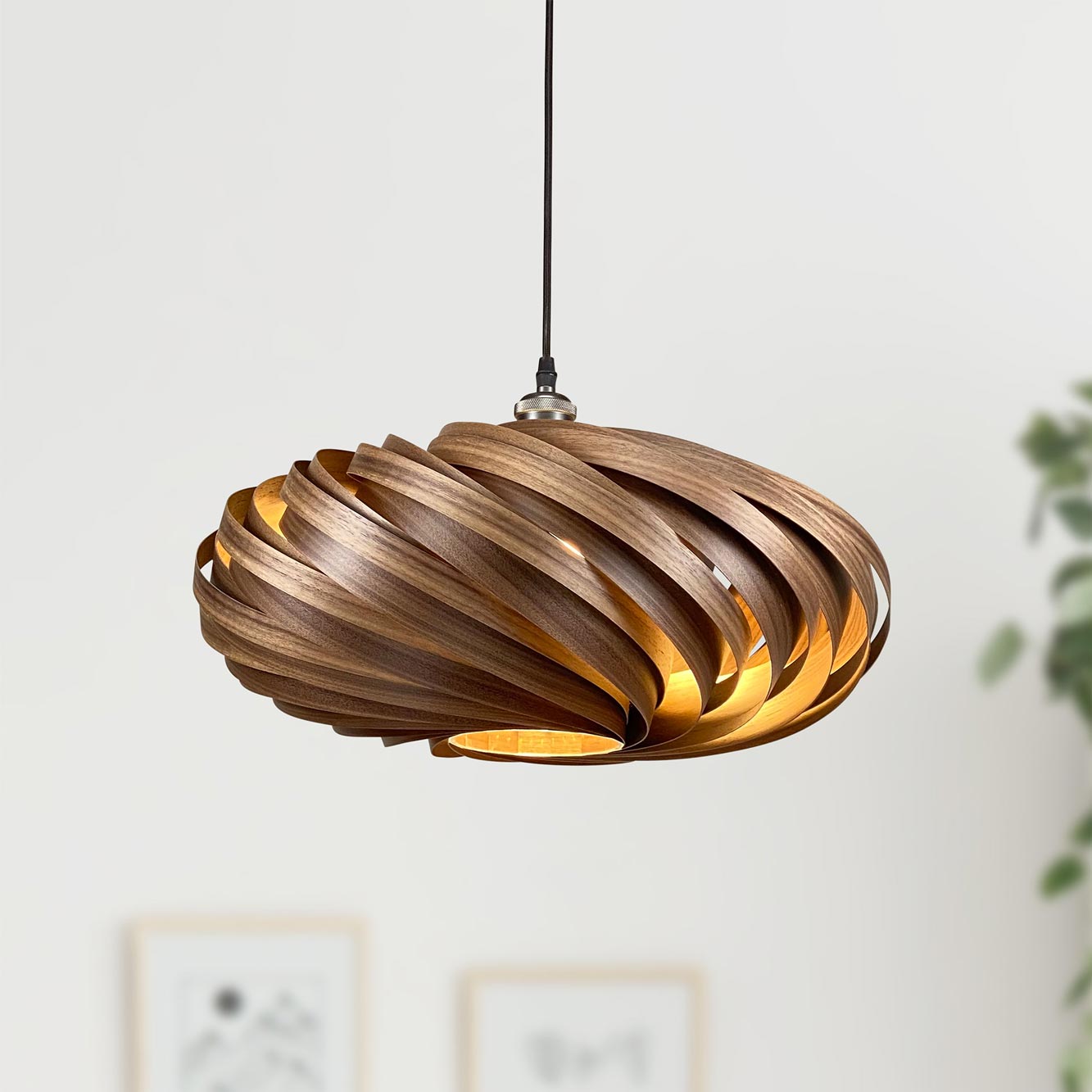 Veneria Hängeleuchte aus Nussbaumholz, moderne Holzlampe mit spiralförmigem Design für stilvolle Innenbeleuchtung.
