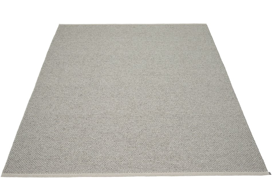 Svea Kunststoffteppich in warmem Grau, Größe 230x320 cm. Moderner Teppich für Innen und Außen.