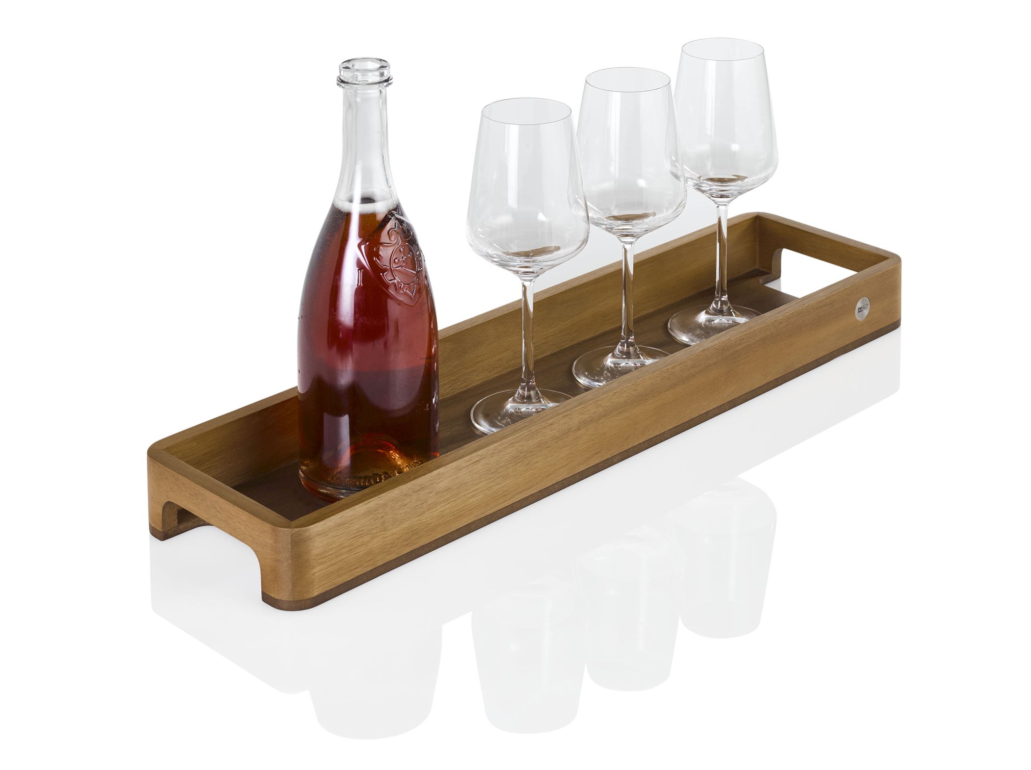 Dekotablett Serve Slim aus Holz mit Weinflasche und drei Weingläsern für stilvolles Servieren.