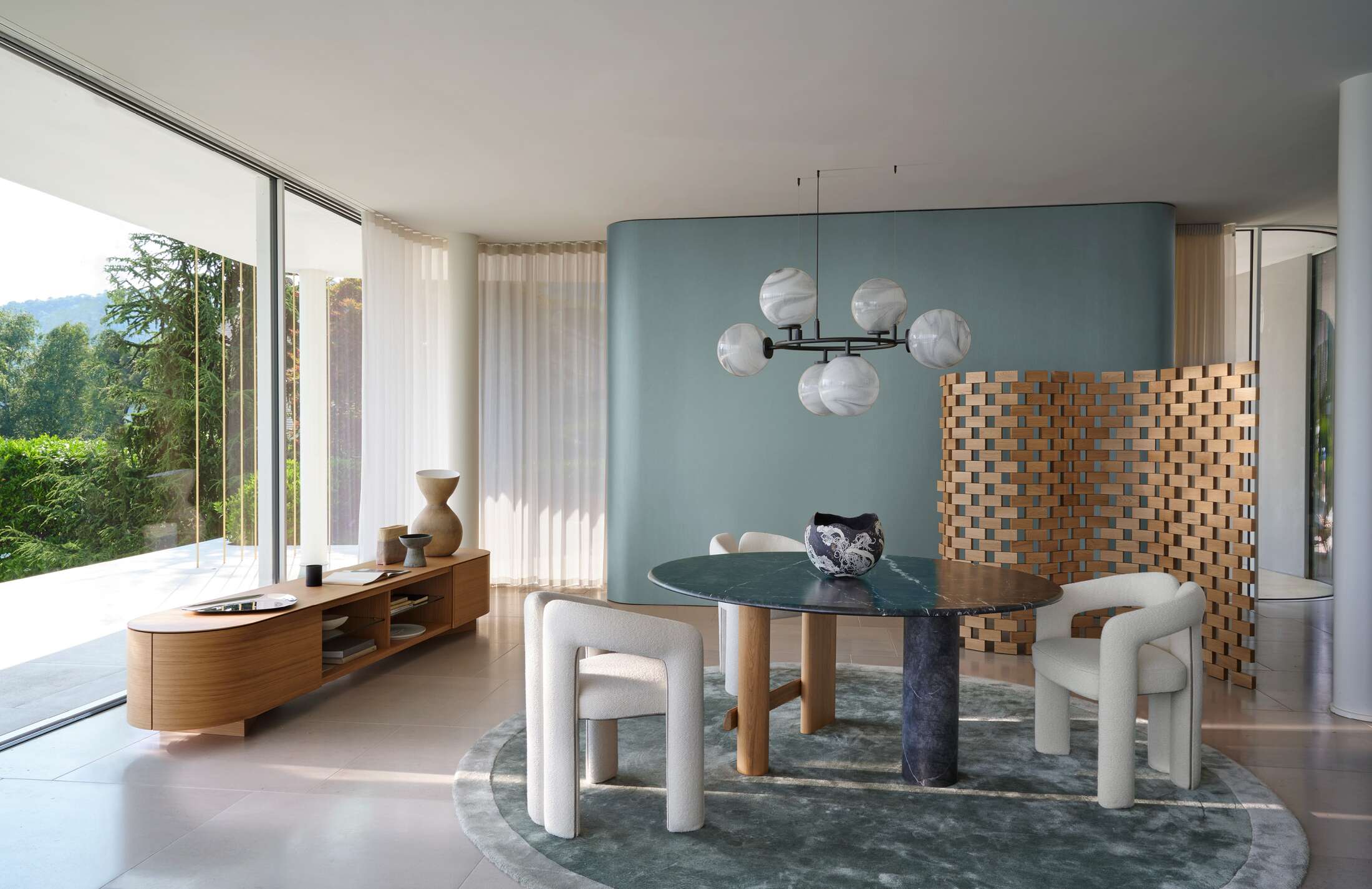 Wohnzimmer mit Cassina 537 Paravent Ambassade Raumteiler aus Amerikanischem Nussbaum.