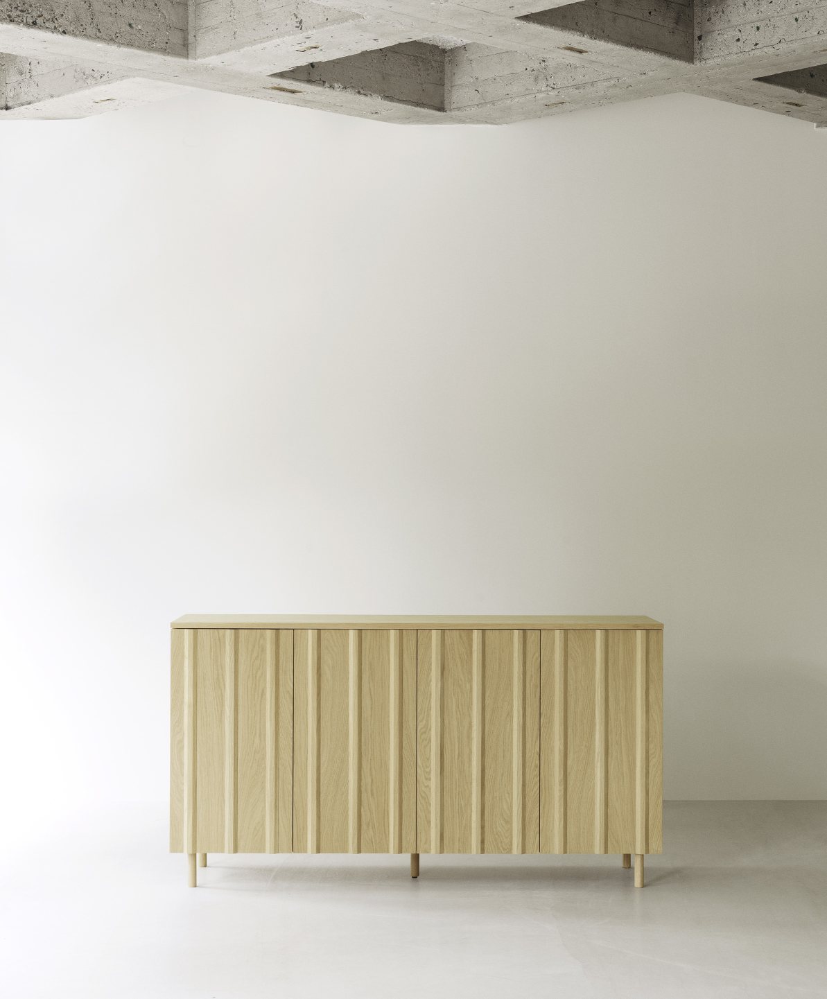 Helles Rib Sideboard von Normann Copenhagen aus Holz, gerippte Front, minimalistisches Design.
