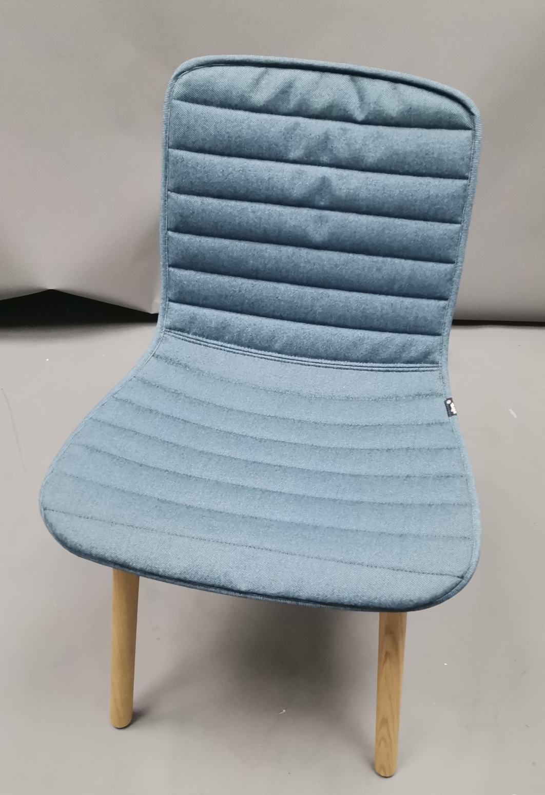 Vitra Hal Wood Stuhl, vollgepolstert, Eisblau, Eiche Natur, bequemer Designstuhl für Esszimmer.