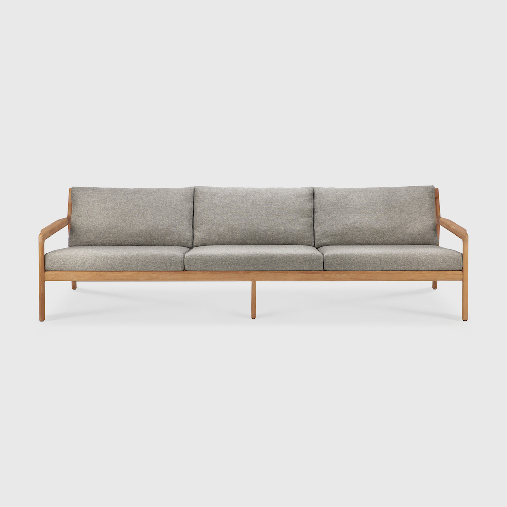 Jack Outdoor Sofa: Ethnicraft 3-Sitzer Sofa aus Teakholz mit grauen Kissen für den Garten.