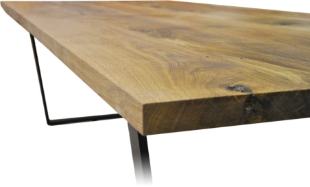 Detailansicht des Classic Esstisch Trebord mit Tischplatte aus hellem Massivholz und schwarzen Metallbeinen.