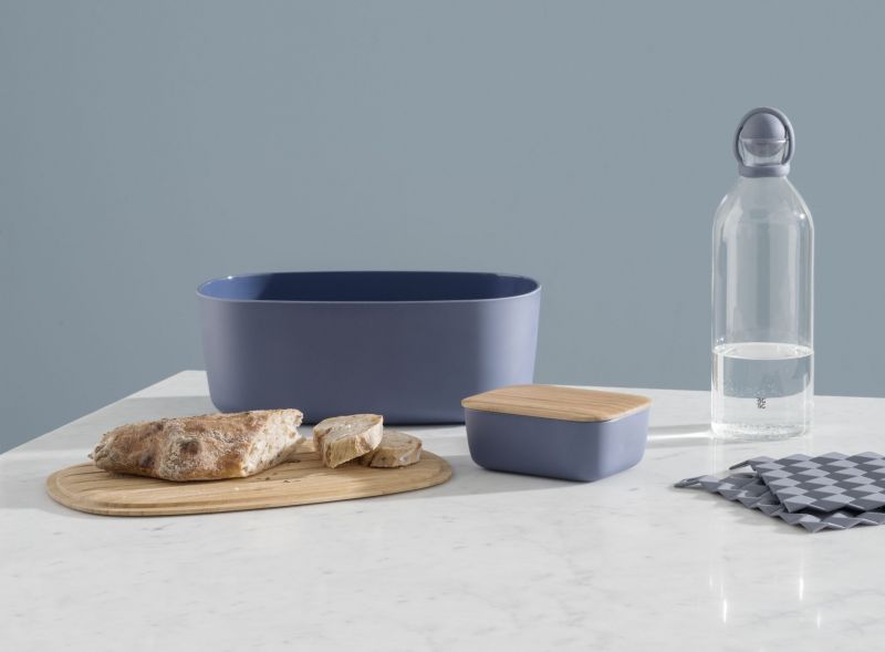 Blaues Brotkasten-Set mit Holzbrett, Butterdose und Wasserflasche für die stilvolle Aufbewahrung von Lebensmitteln.