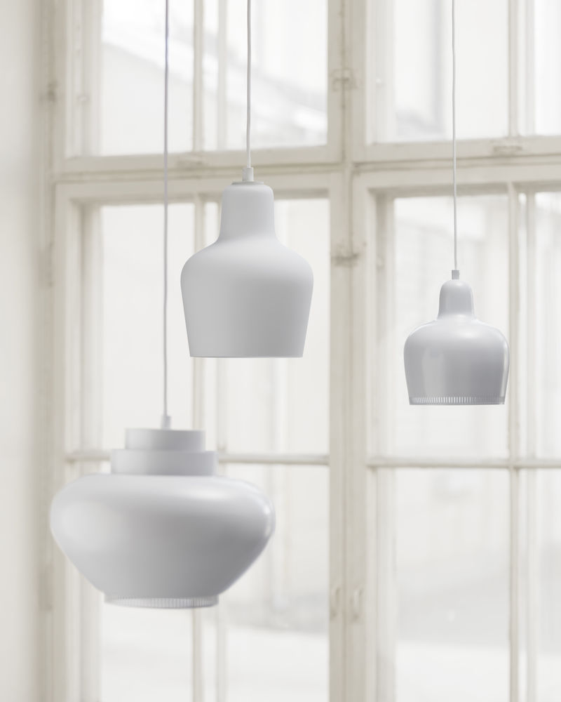 Drei weiße A333 Pendelleuchten Turnip Artek hängen vor einem Fenster. Moderne Hängelampen für Wohnzimmer.