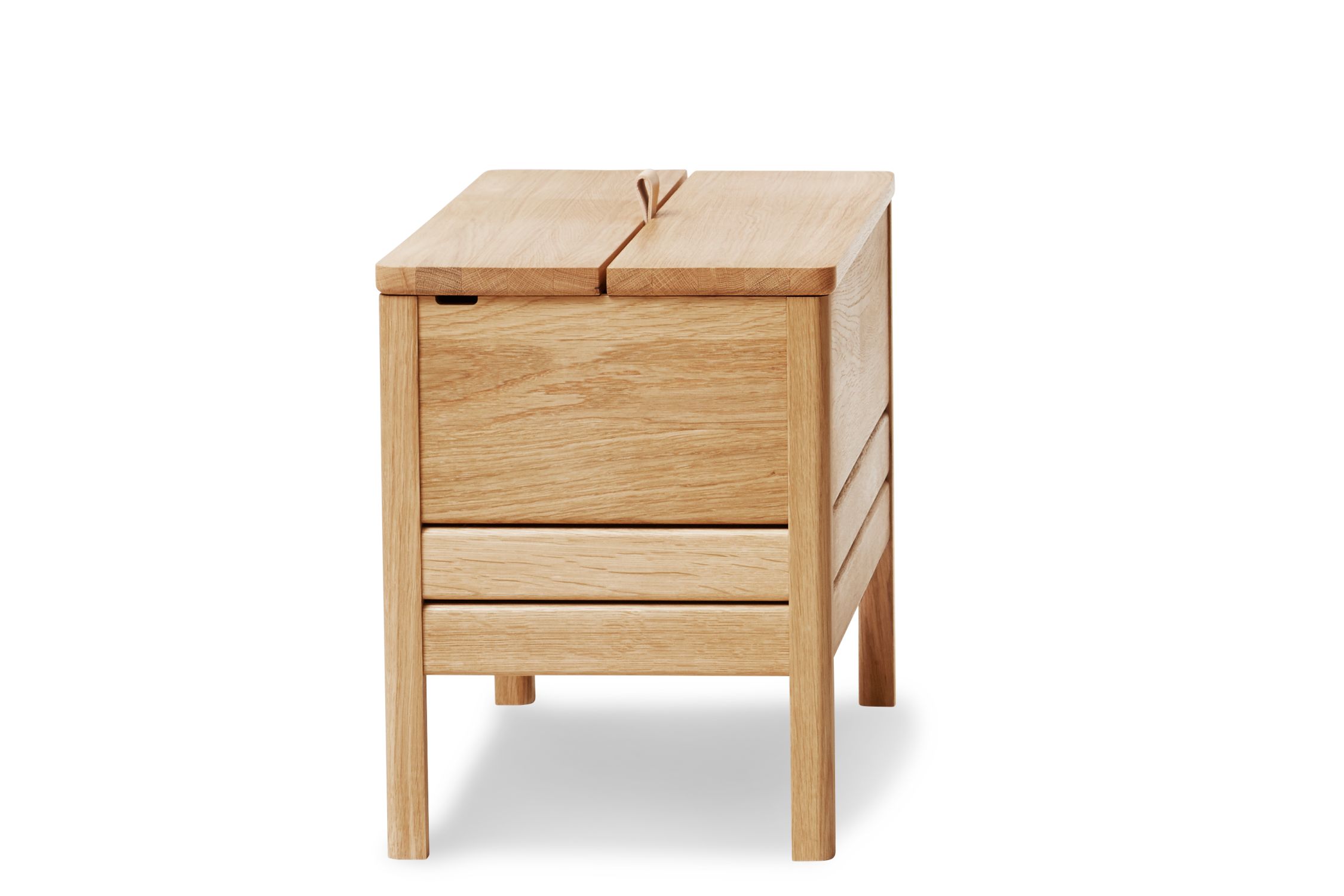 A Line Truhenbank aus Eiche von Form & Refine, seitliche Ansicht.